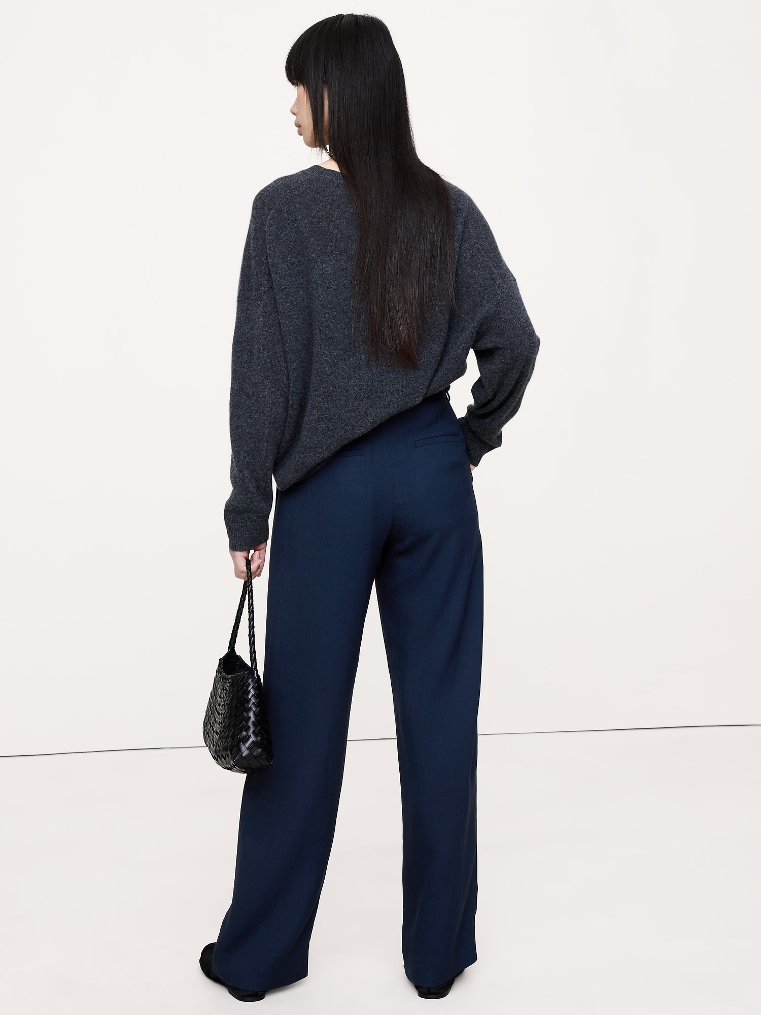 L'image numéro 5 présente Pantalon drapé en sergé à taille mi-basse, à plis et jambe large Soho