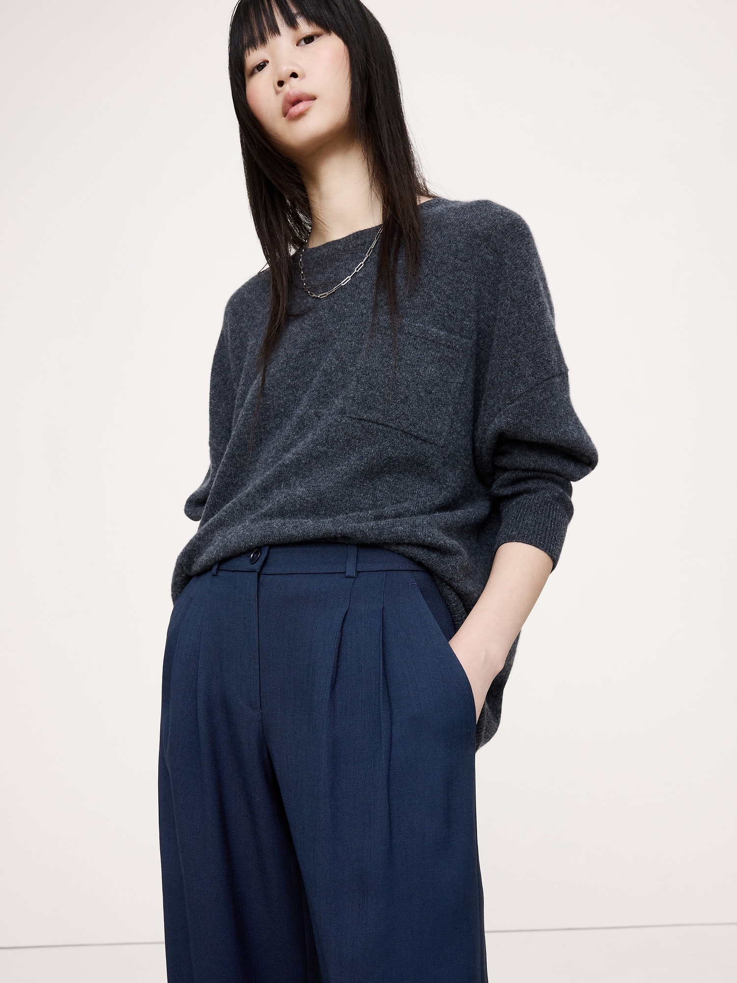 L'image numéro 6 présente Pantalon drapé en sergé à taille mi-basse, à plis et jambe large Soho