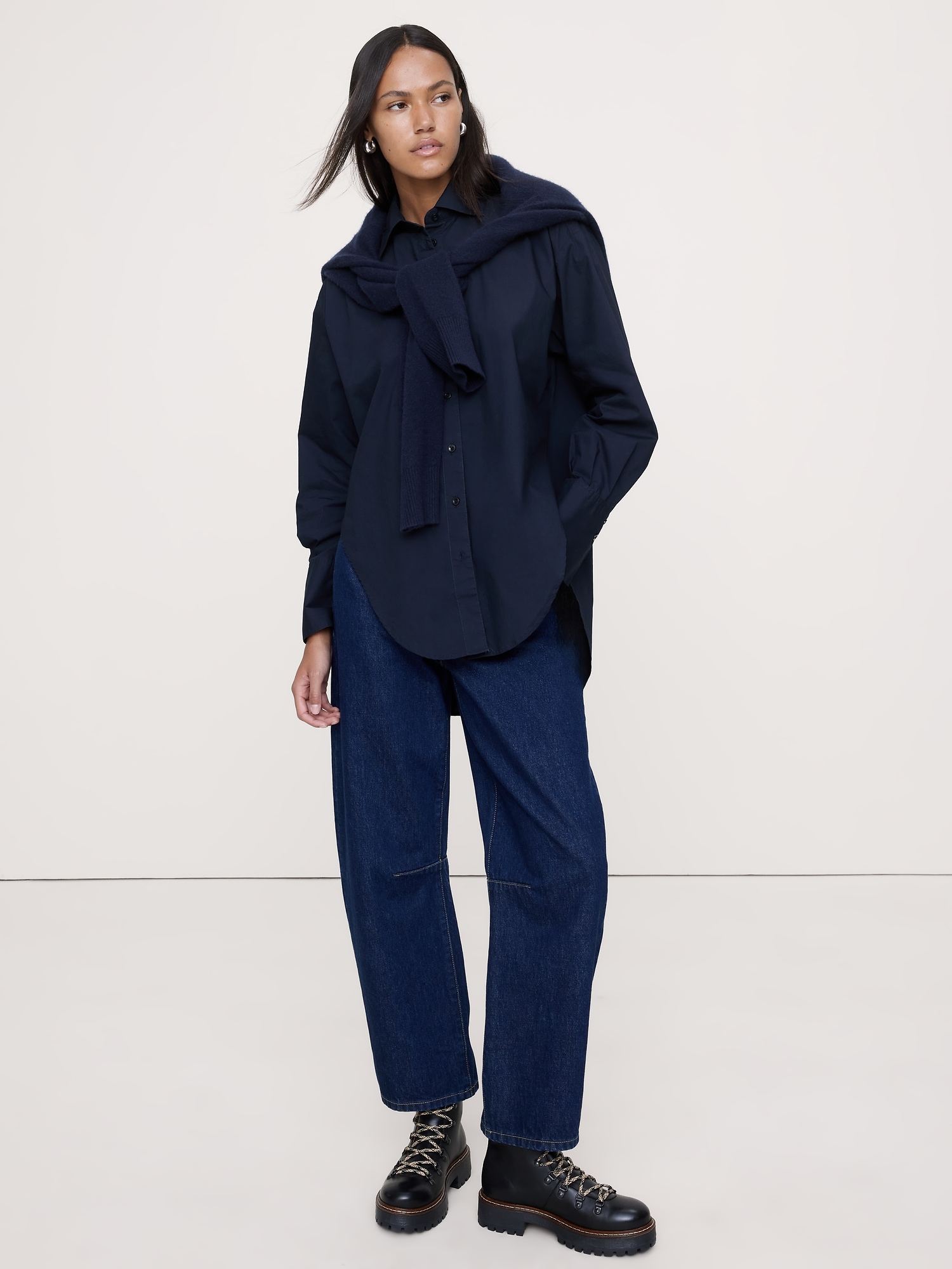 Cotton Poplin Curve-Hem Shirt - Navy Blue