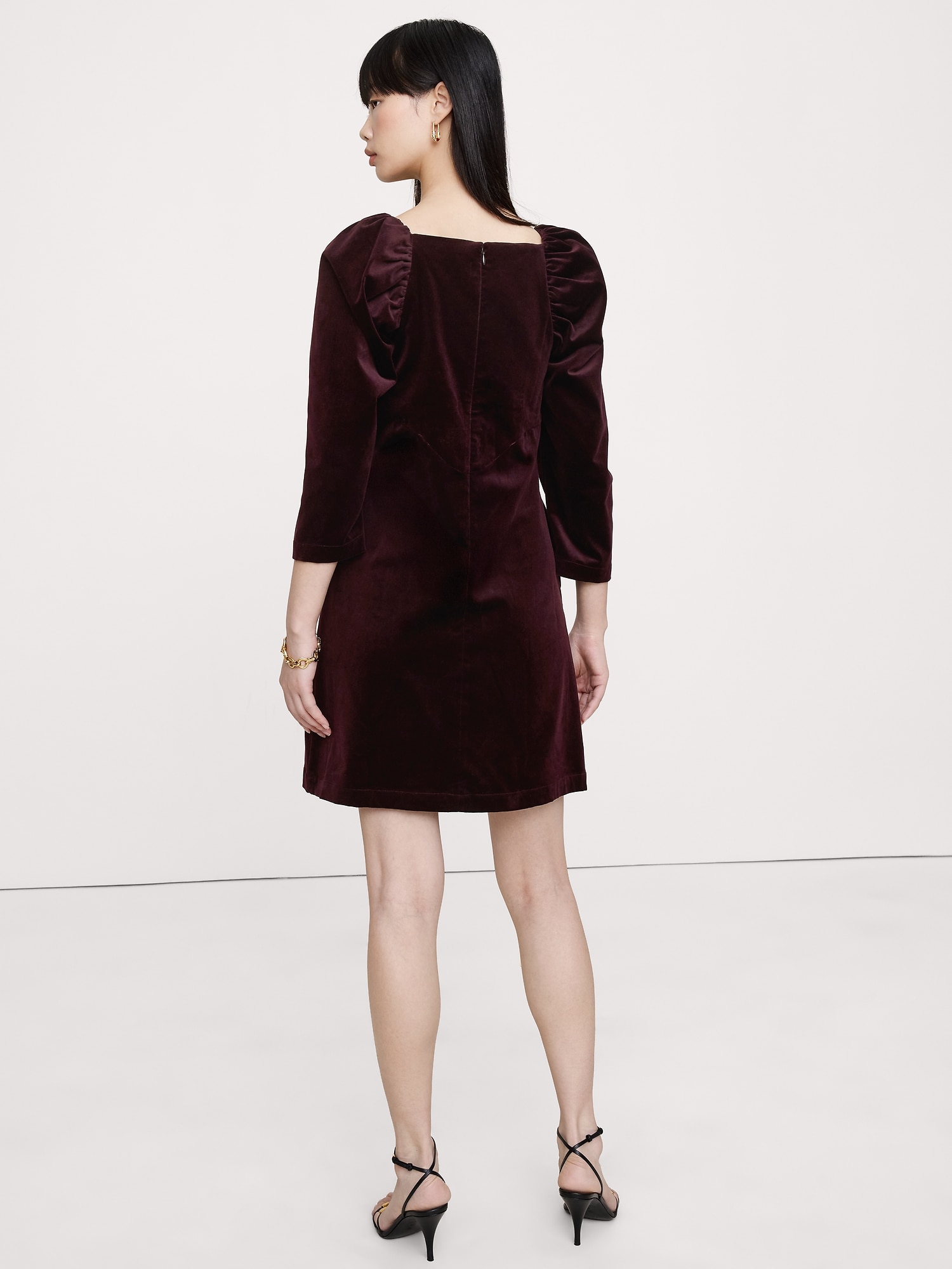 L'image numéro 3 présente Robe courte à manches bouffantes en coton et velours