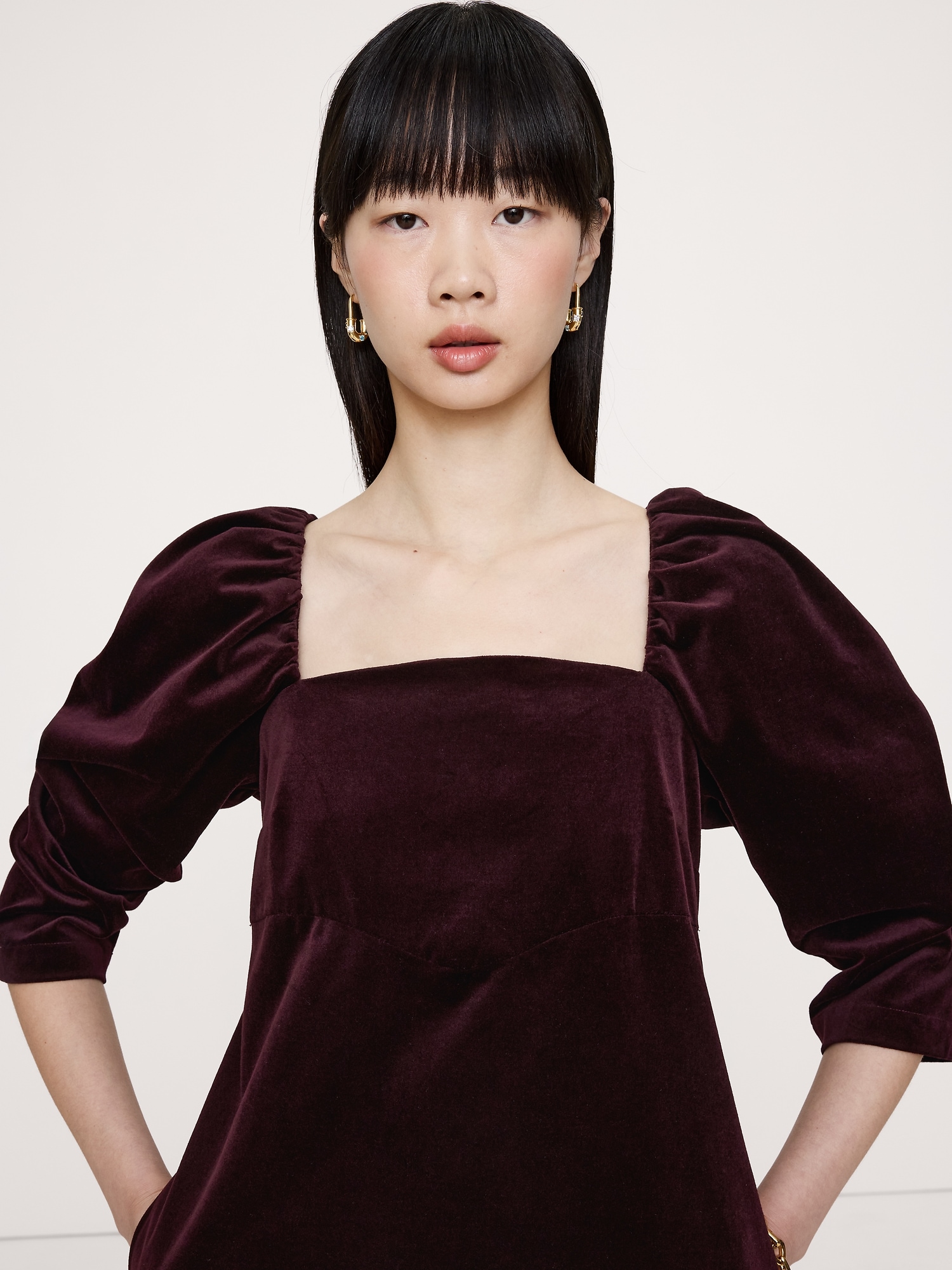 L'image numéro 4 présente Robe courte à manches bouffantes en coton et velours