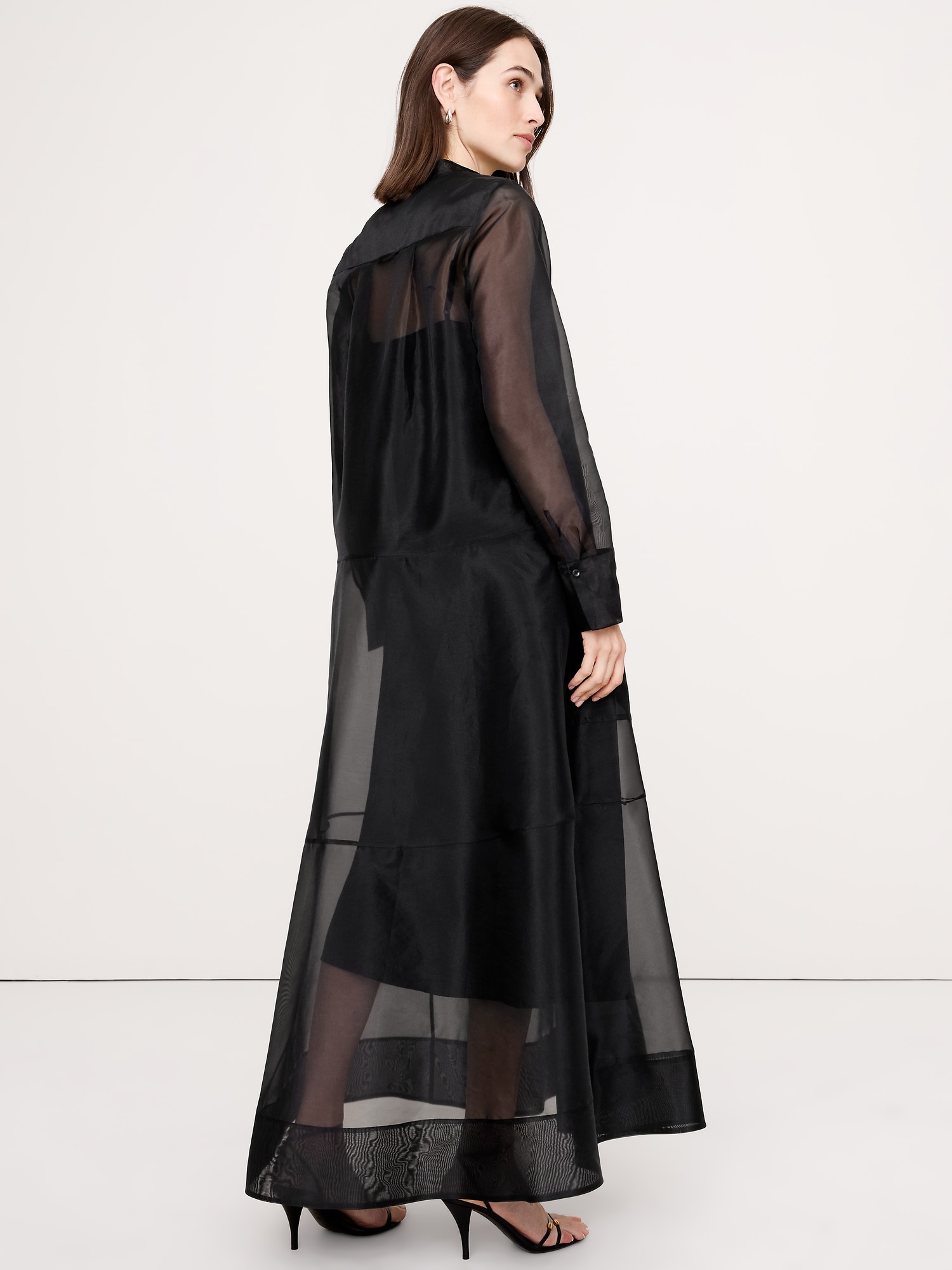 L'image numéro 6 présente Robe-chemisier longue en organza