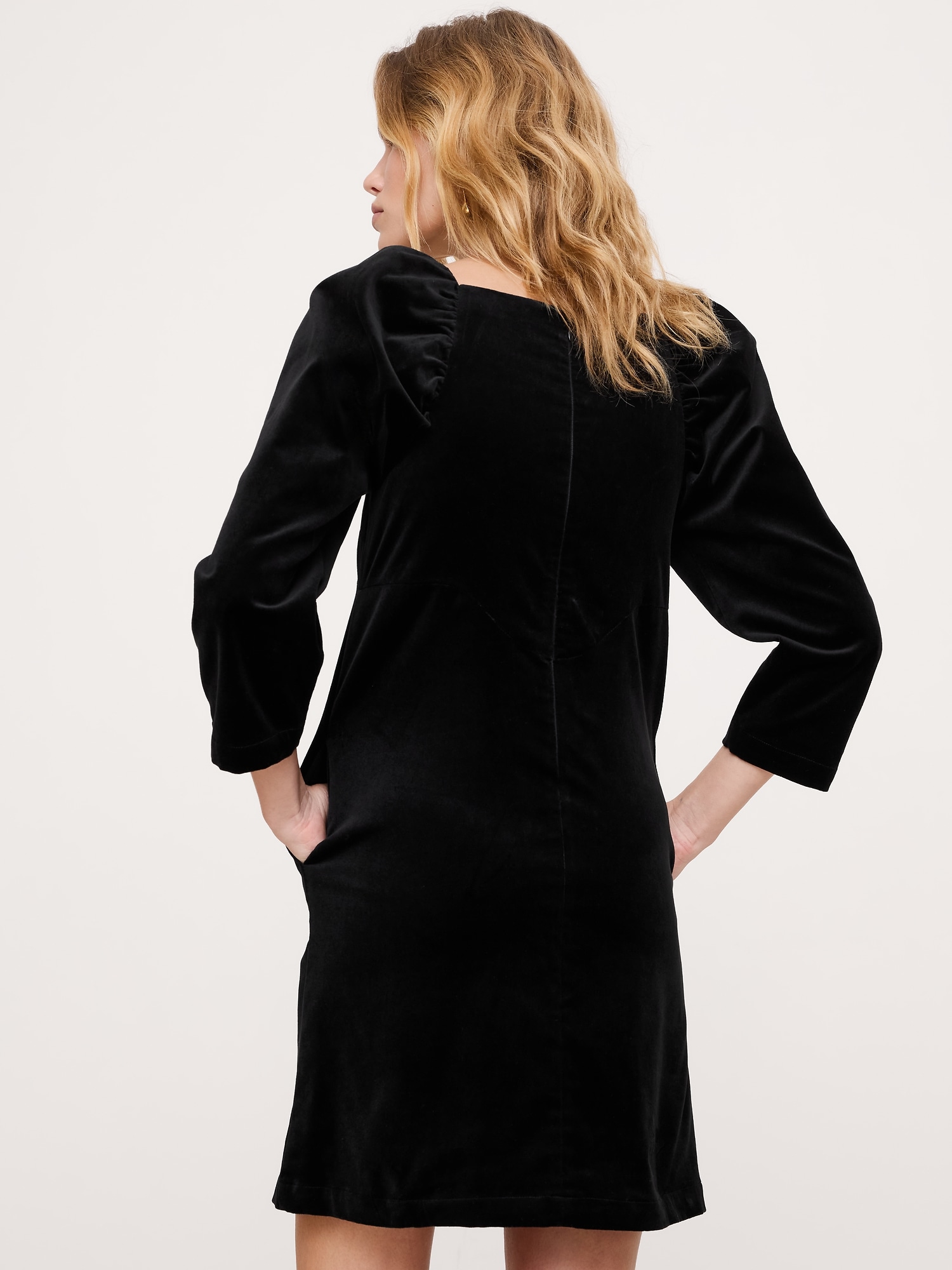 L'image numéro 3 présente Robe courte à manches bouffantes en coton et velours