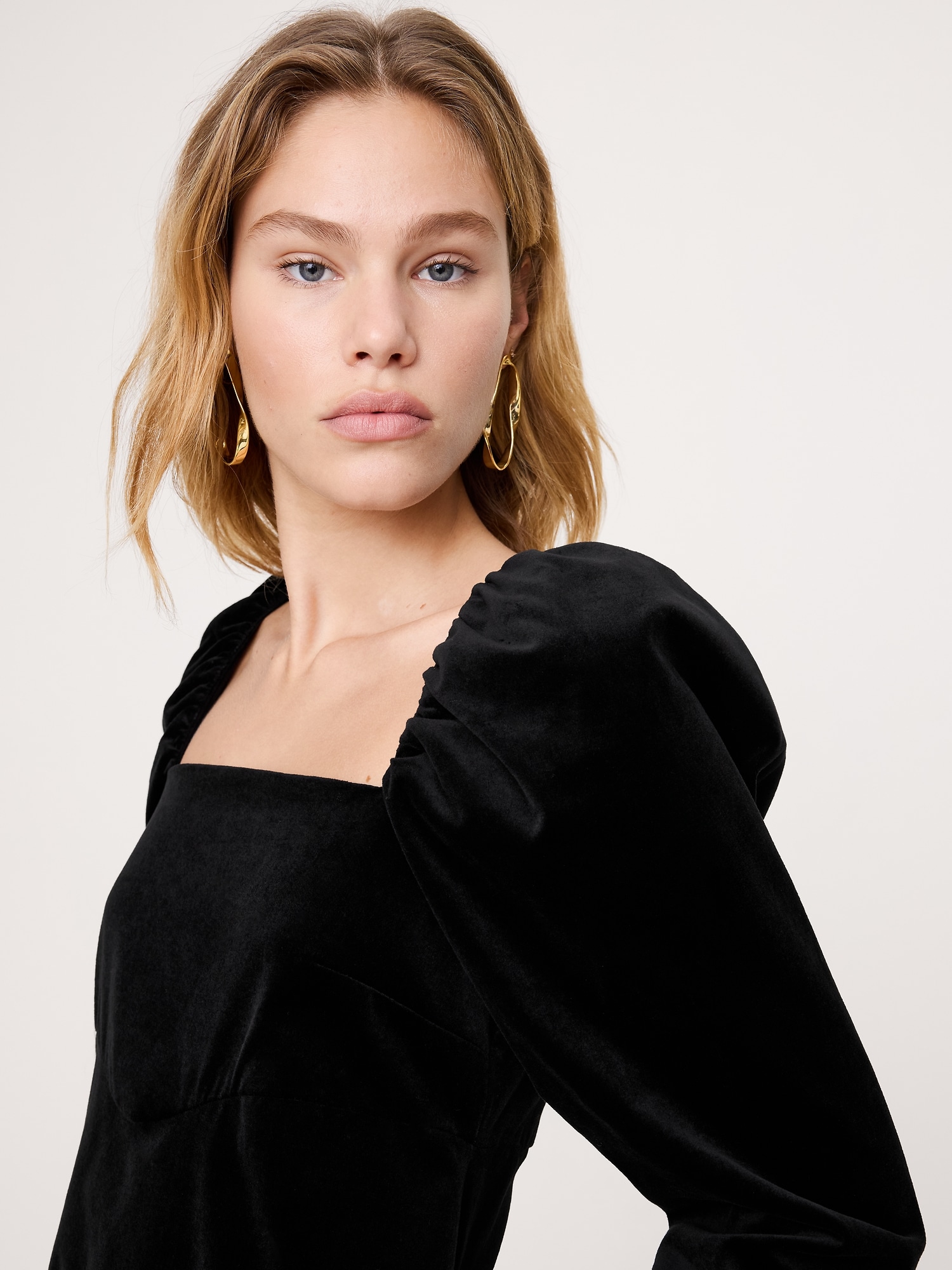 L'image numéro 4 présente Robe courte à manches bouffantes en coton et velours