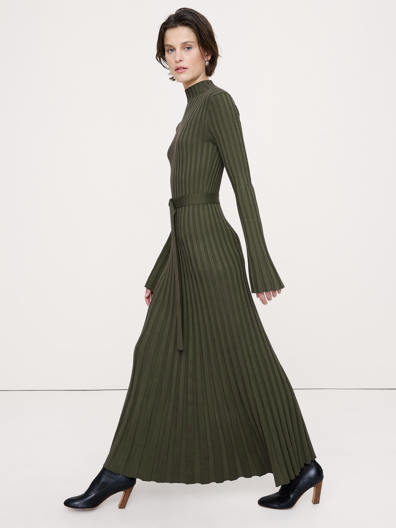 L'image numéro 4 présente Robe longue en tricot côtelé à effet sculptant