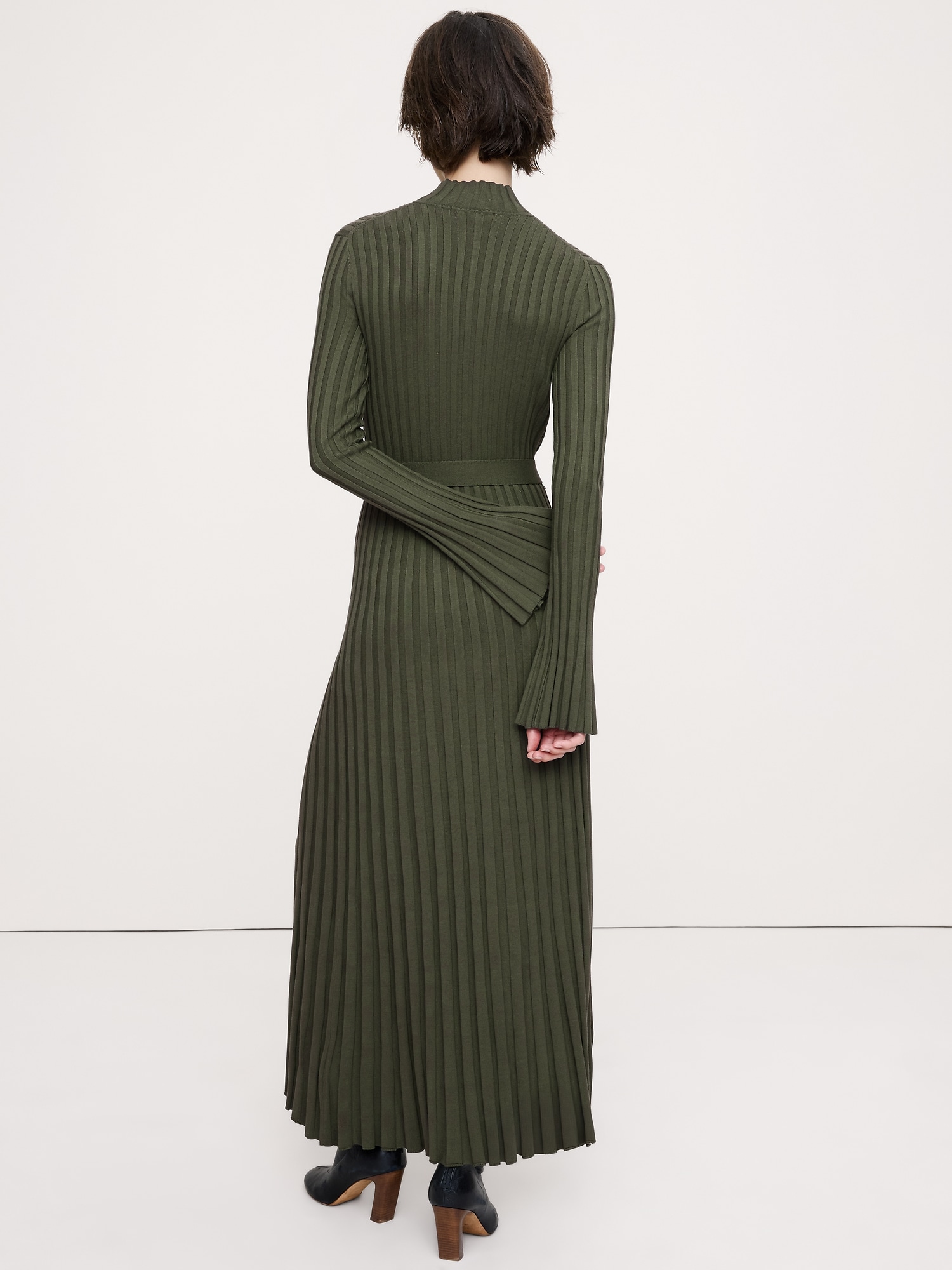 L'image numéro 3 présente Robe longue en tricot côtelé à effet sculptant