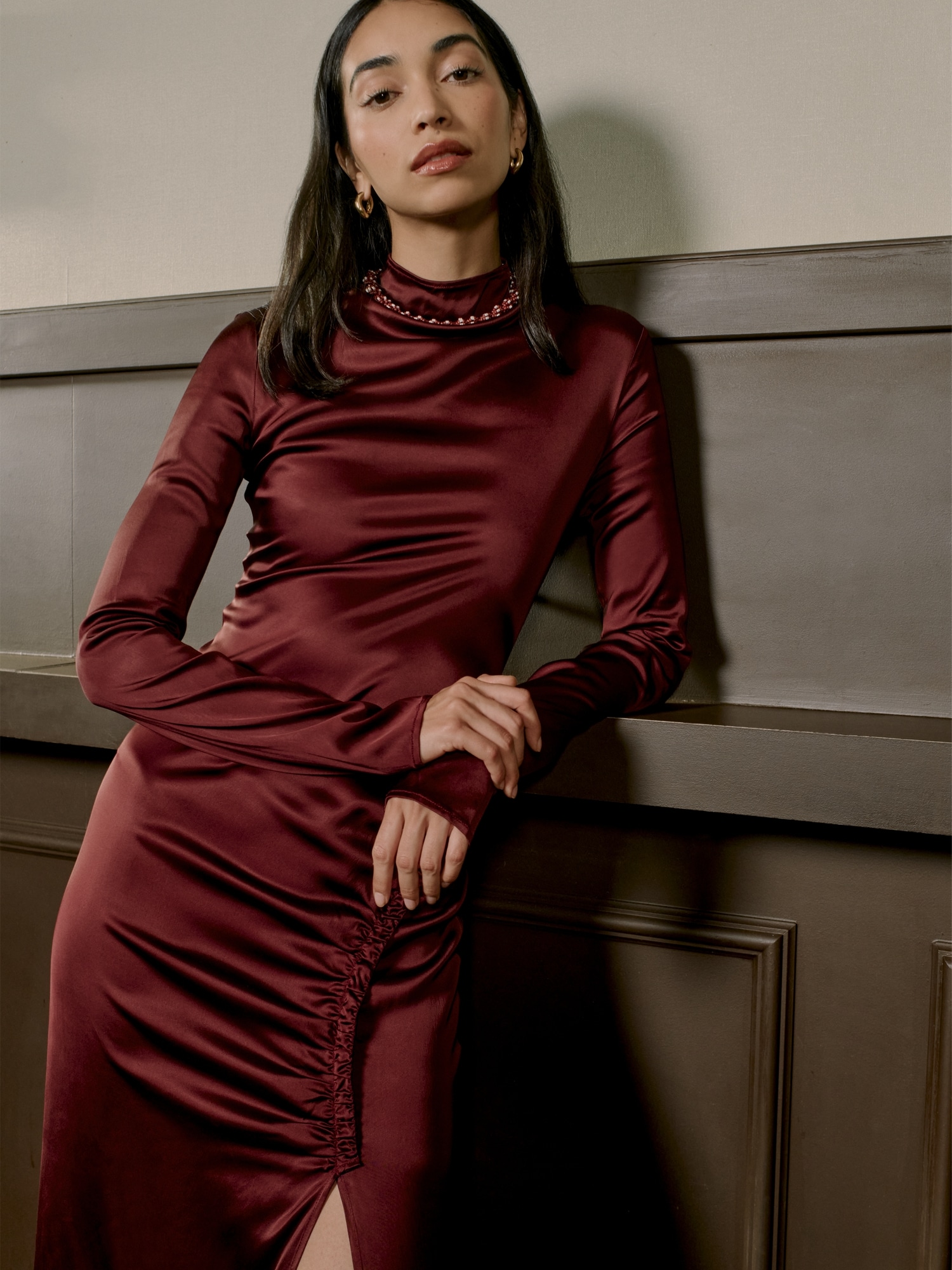 L'image numéro 8 présente Robe longue froncée en satin extensible