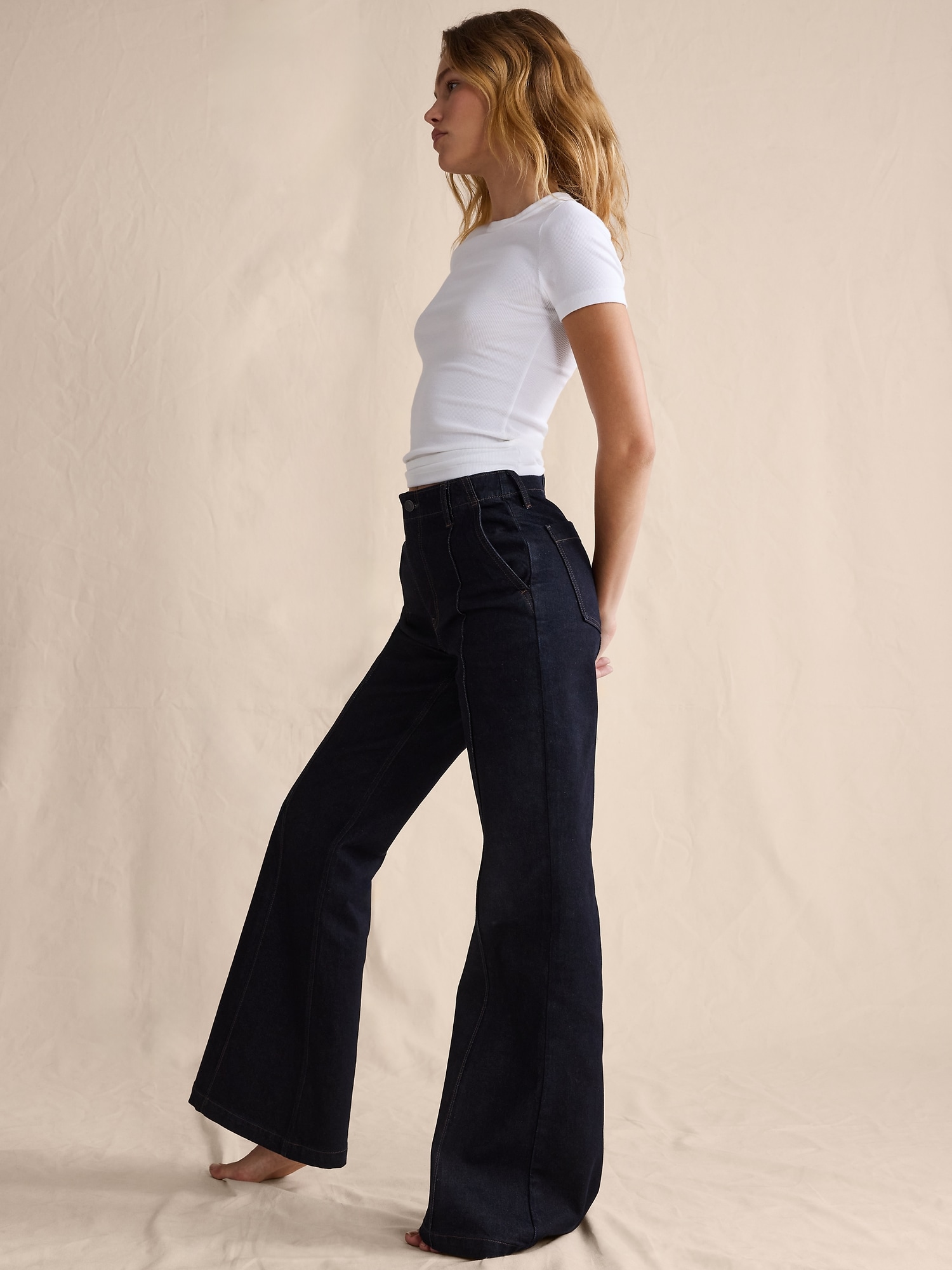 L'image numéro 5 présente Jean très évasé à taille haute