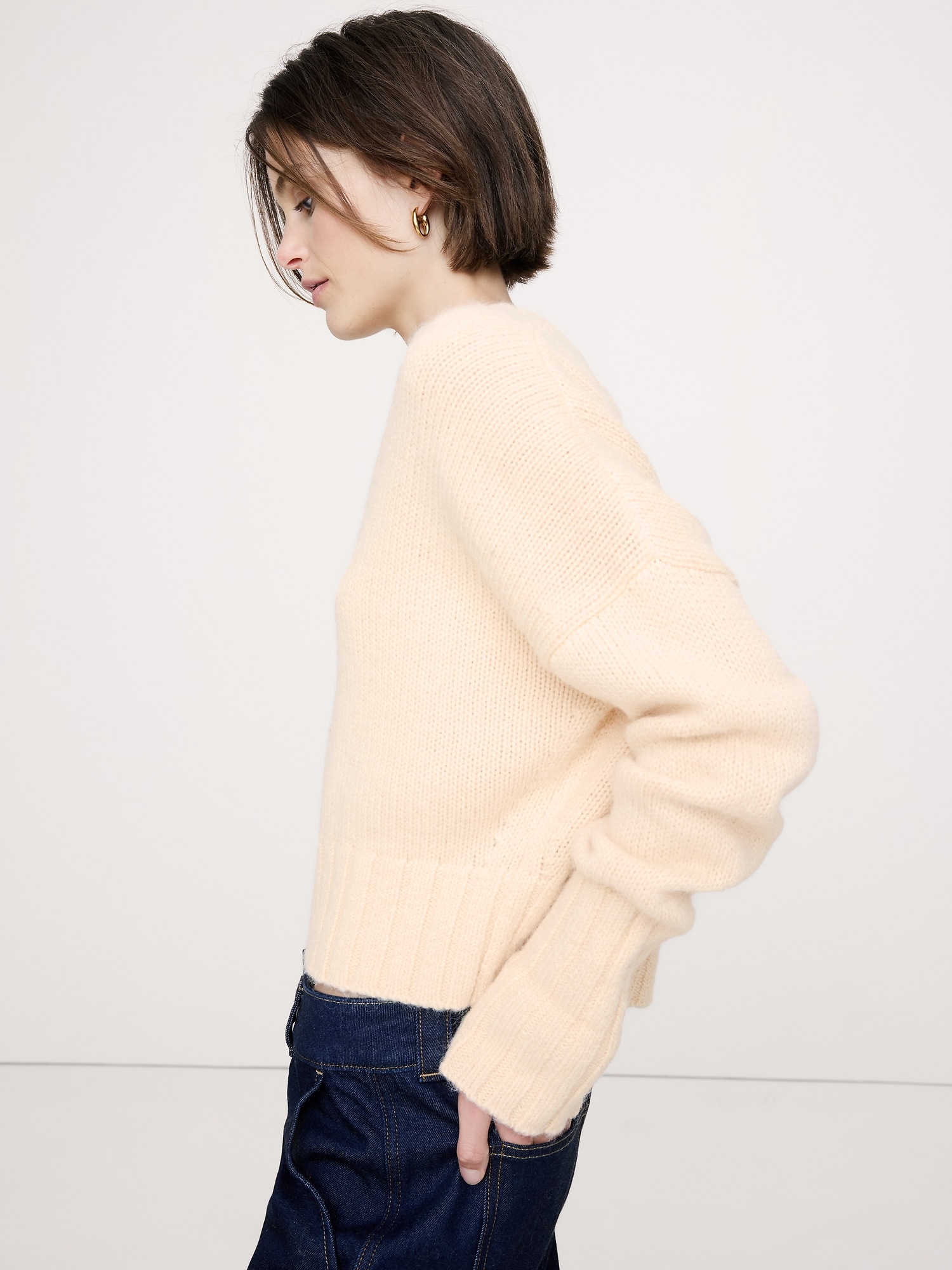 L'image numéro 4 présente Chandail à encolure en V en mélange de laine et alpaga