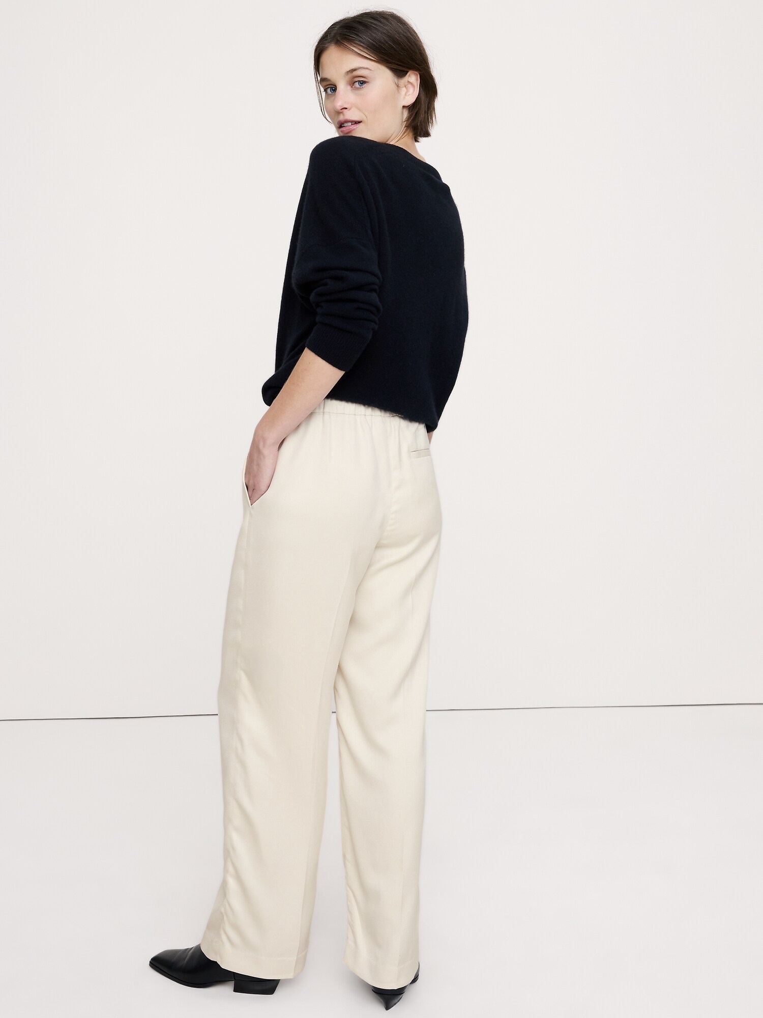 L'image numéro 3 présente Pantalon drapé à taille haute extensible et jambe large en TENCEL™