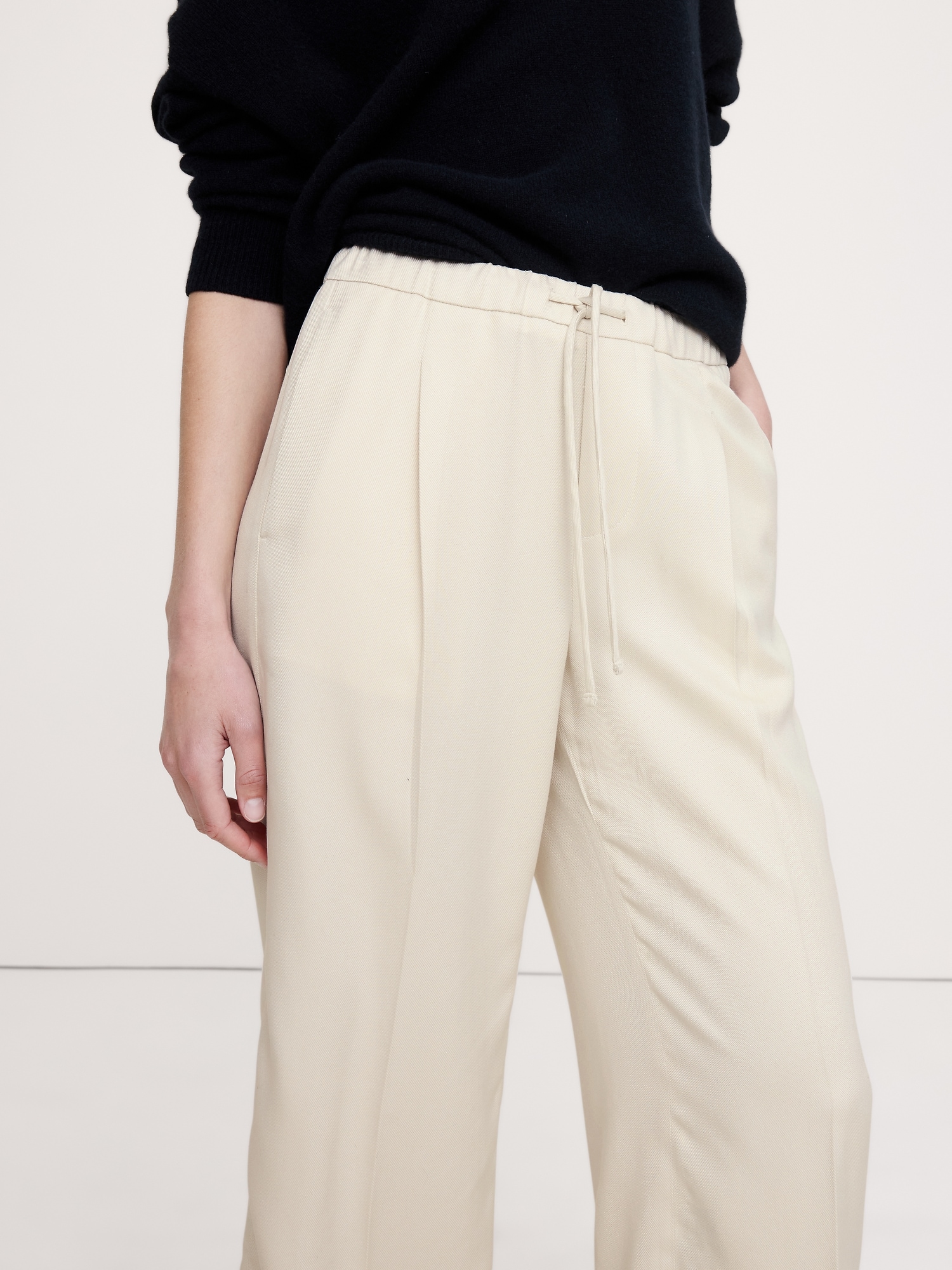 L'image numéro 4 présente Pantalon drapé à taille haute extensible et jambe large en TENCEL™