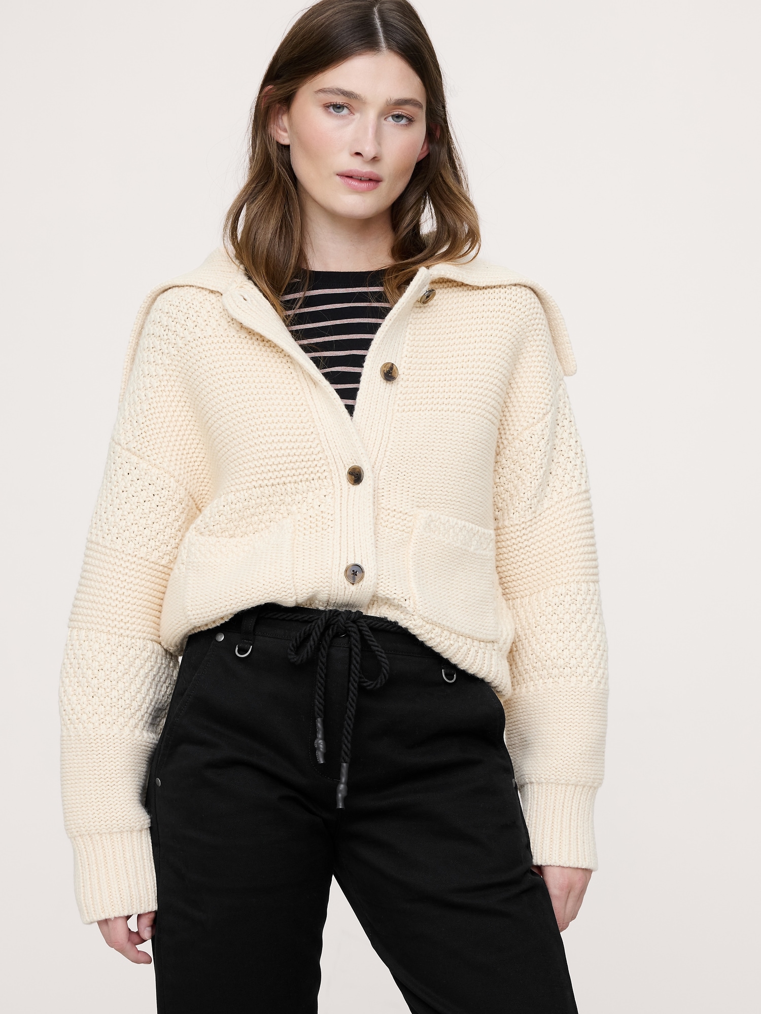 L'image numéro 7 présente Pantalon droit à couture oblique à taille mi-basse