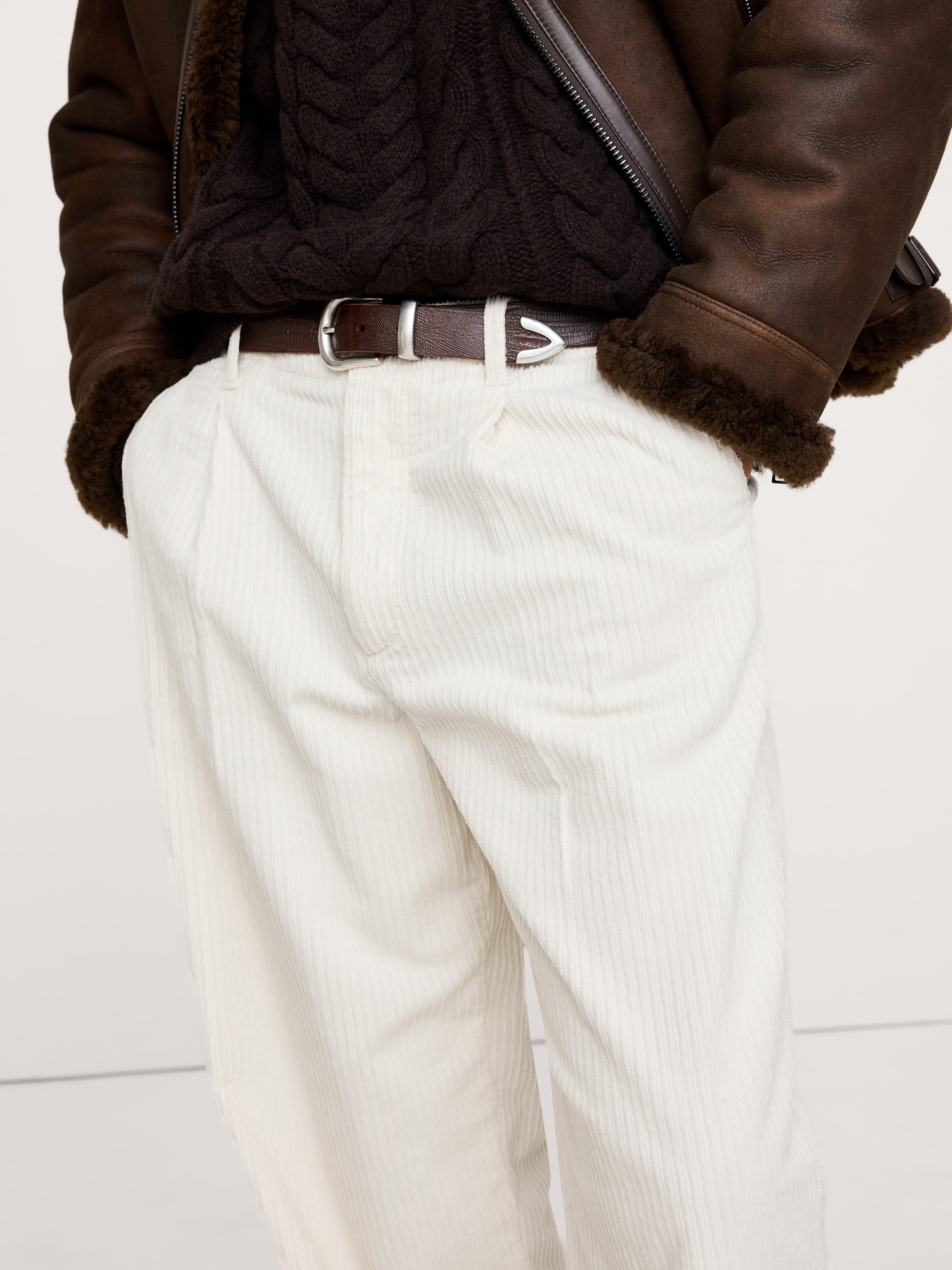 L'image numéro 4 présente Pantalon ample en velours côtelé plissé