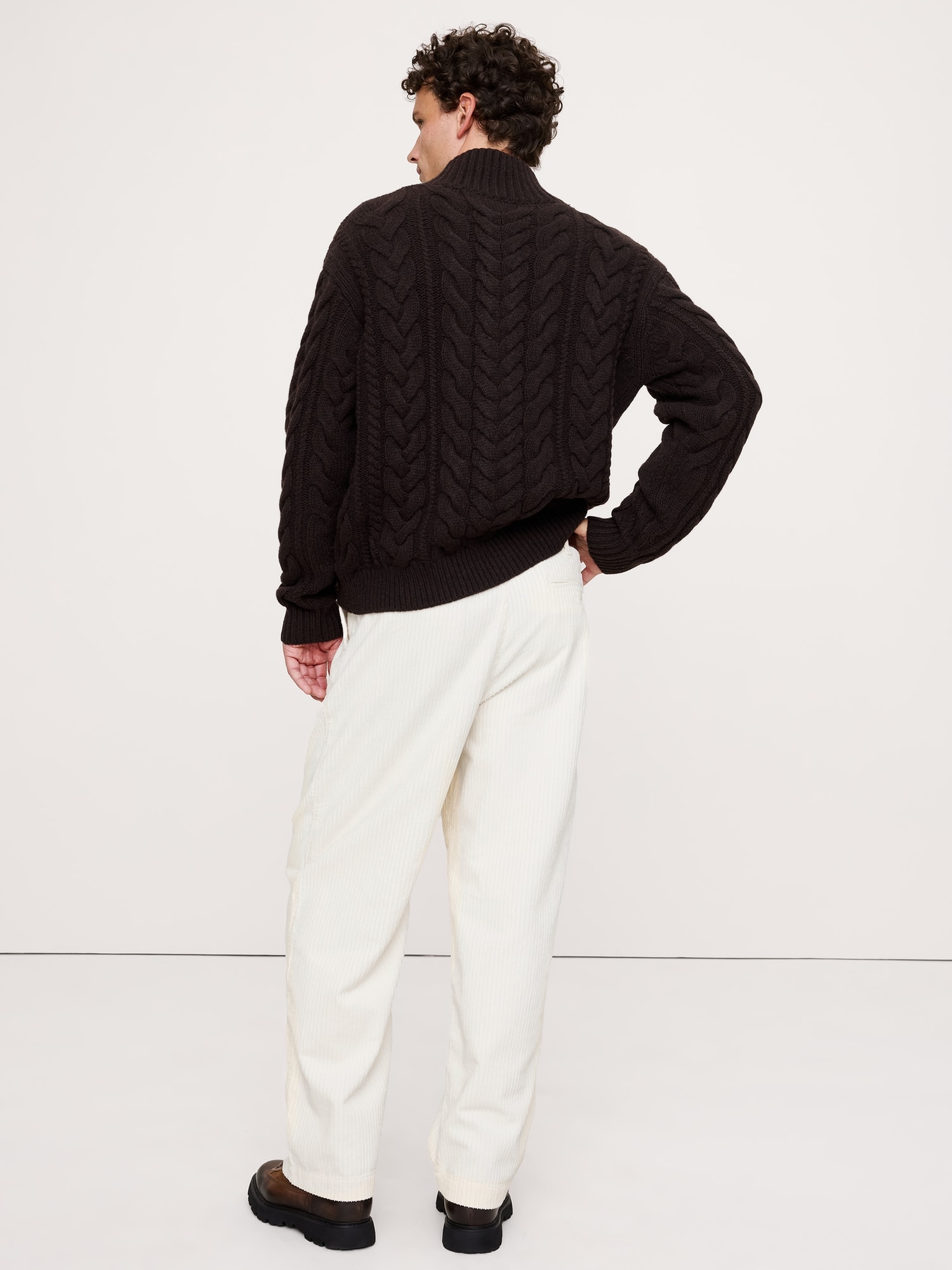 L'image numéro 3 présente Pantalon ample en velours côtelé plissé