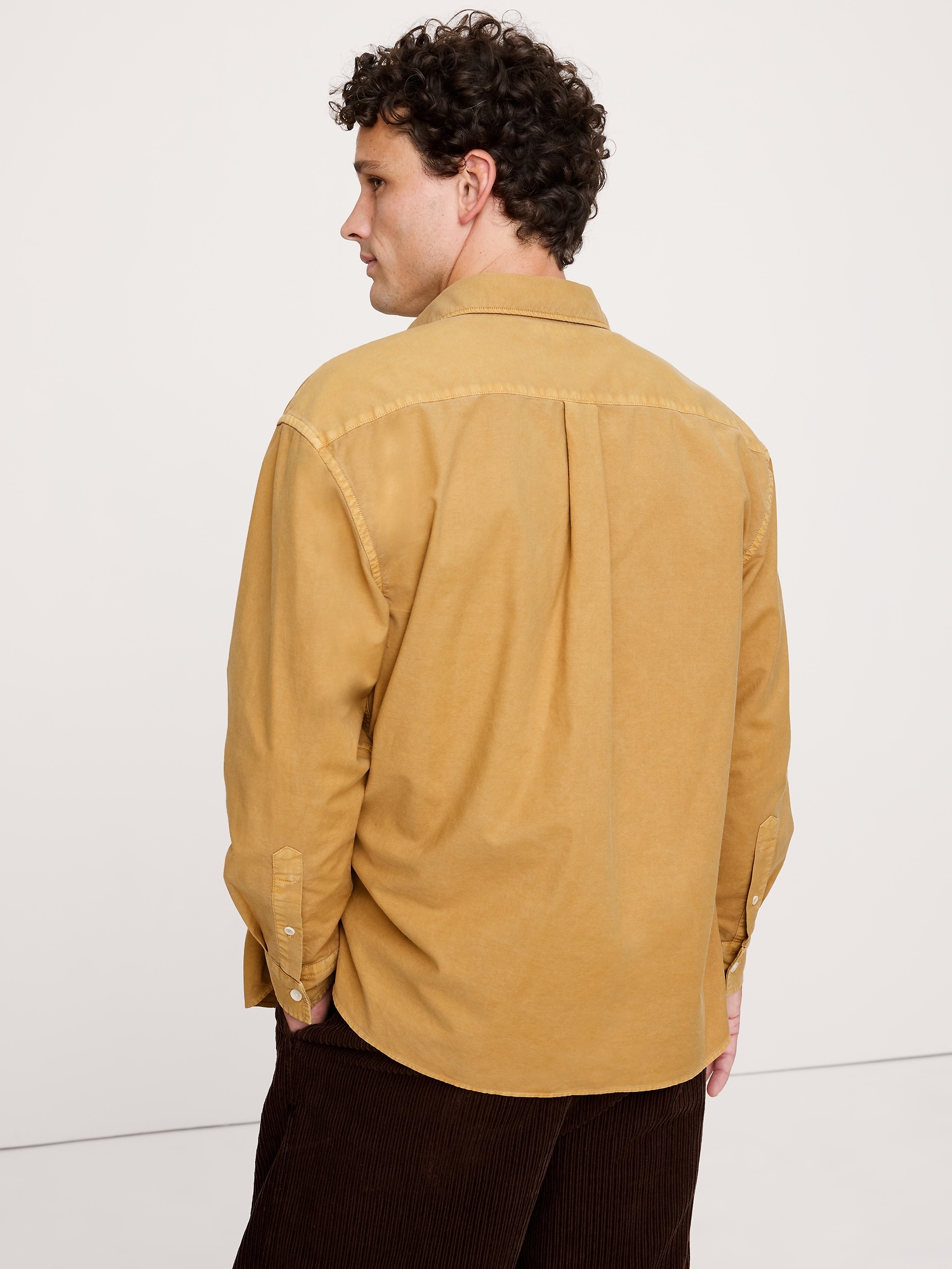 L'image numéro 2 présente Chemise oxford décontractée teinte en plongée