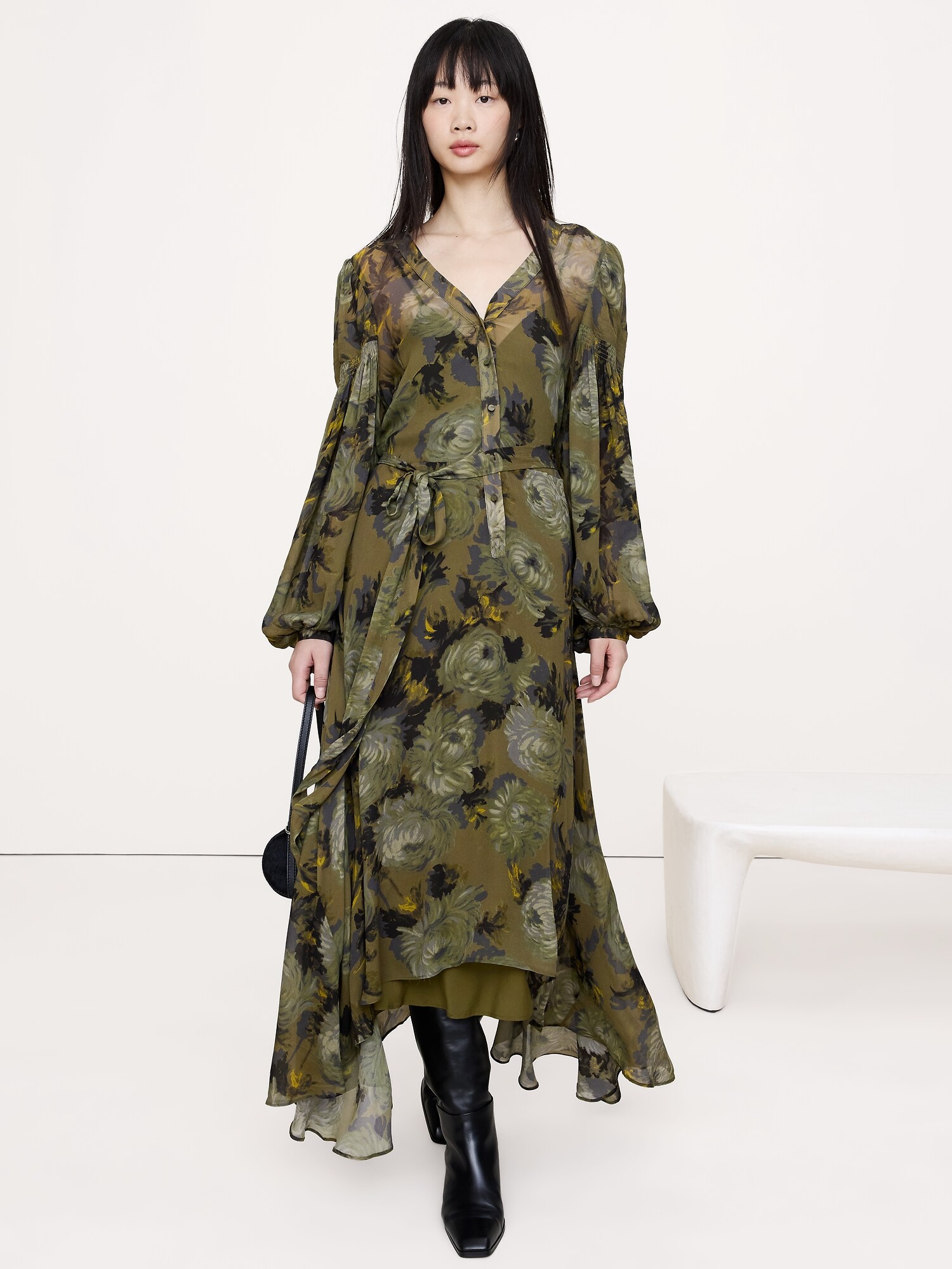 L'image numéro 7 présente Robe longue à manches bouffantes en crêpe georgette