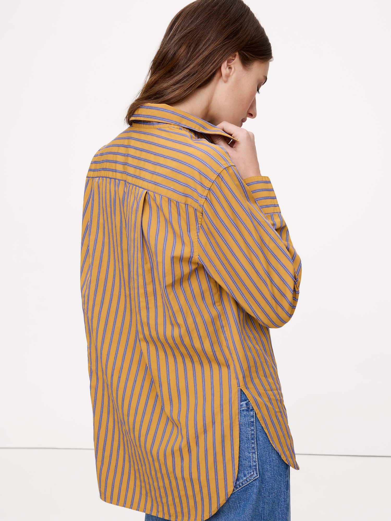 L'image numéro 2 présente Le chemisier surdimensionné