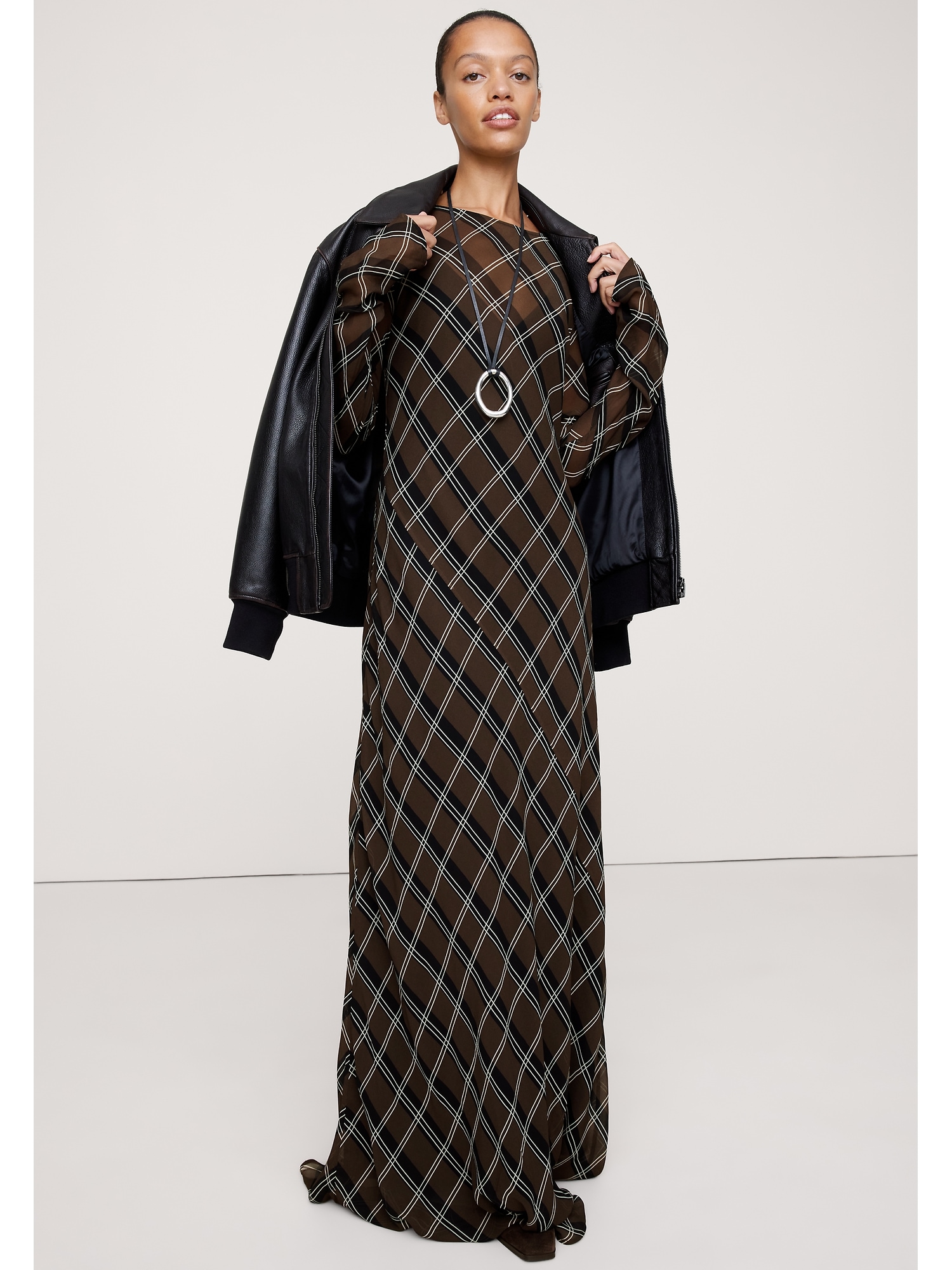 Robe longue en crêpe chiffon à coupe en biais - Carreaux Bruns