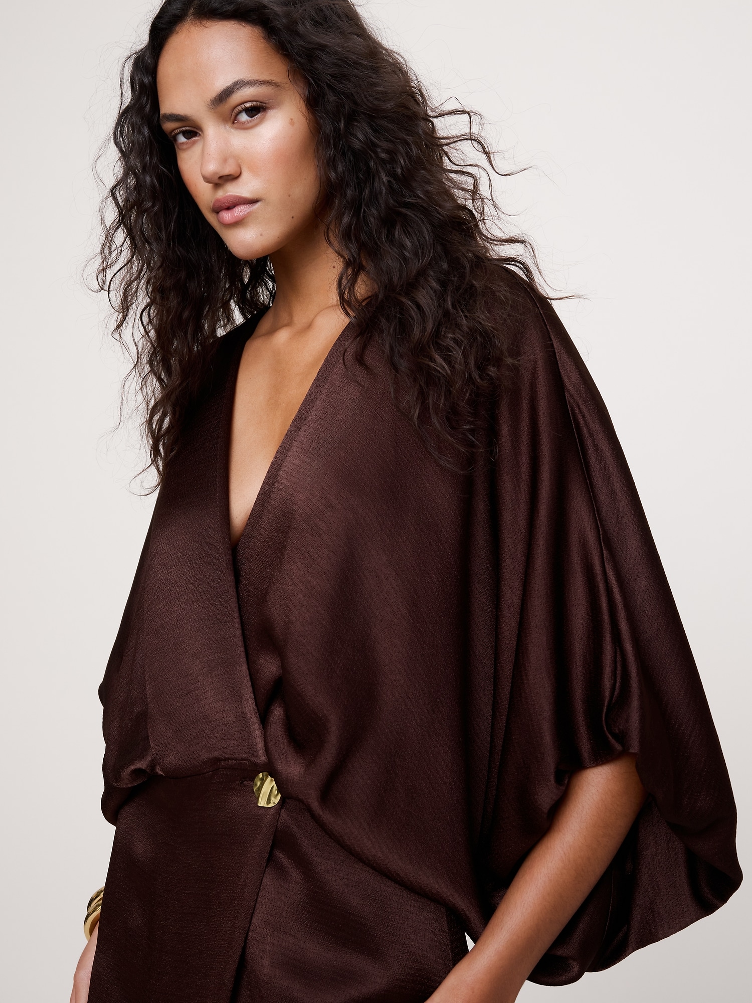 L'image numéro 3 présente Robe longue portefeuille en satin martelé