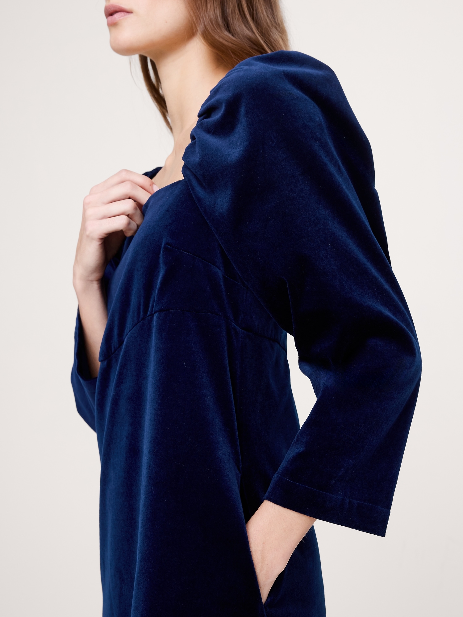 L'image numéro 7 présente Robe courte à manches bouffantes en coton et velours