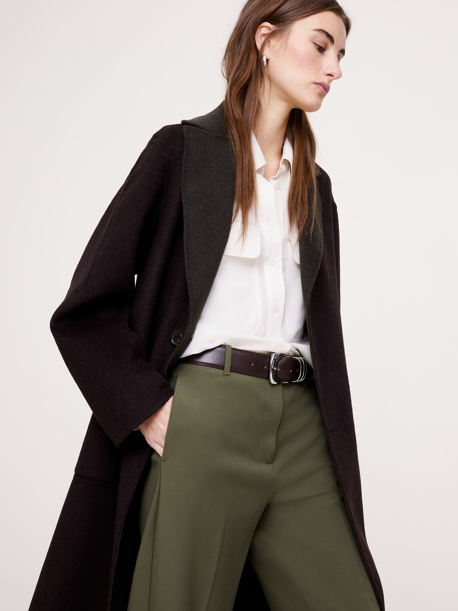 L'image numéro 4 présente Pantalon moderne droit à taille haute en tissu urbain extensible