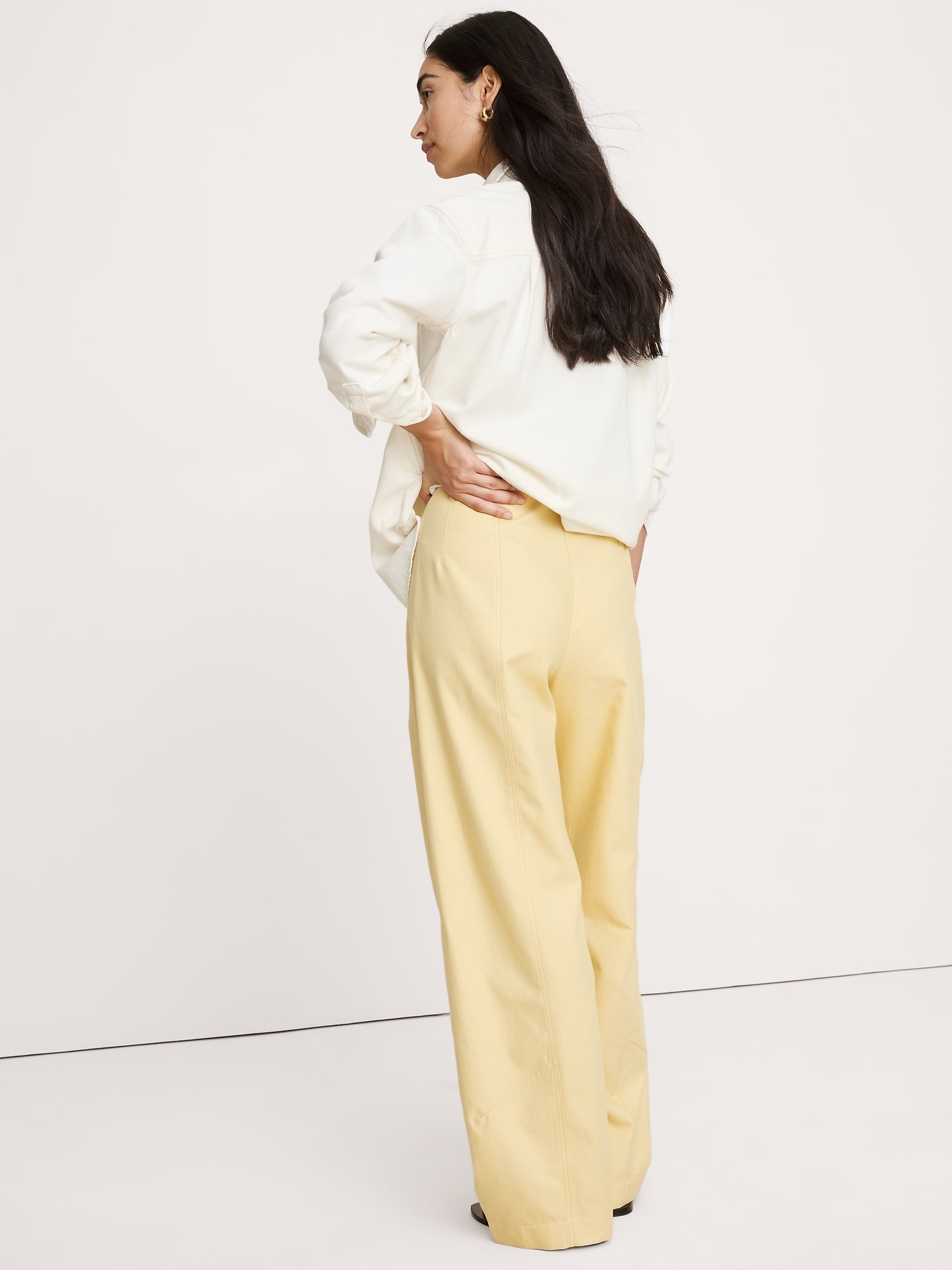 L'image numéro 6 présente Chino doux à taille très haute jambe baril