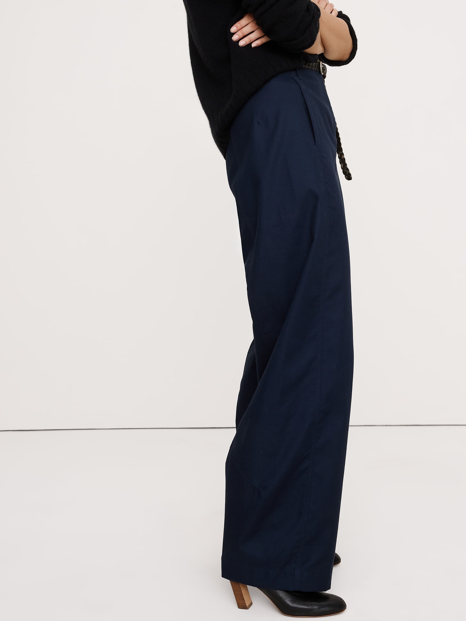 L'image numéro 4 présente Chino doux à taille très haute jambe baril