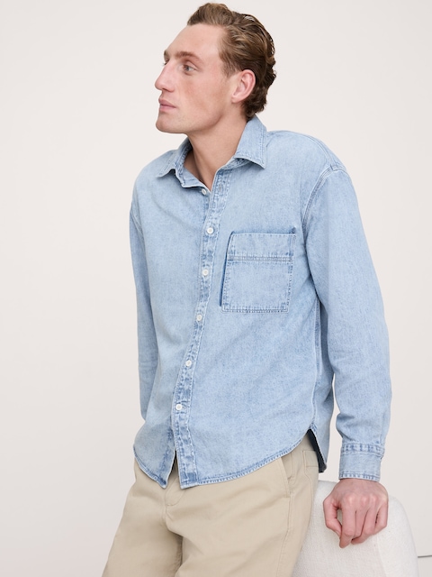 CHEMISE DÉCONTRACTÉE EN DENIM DÉLAVÉ.