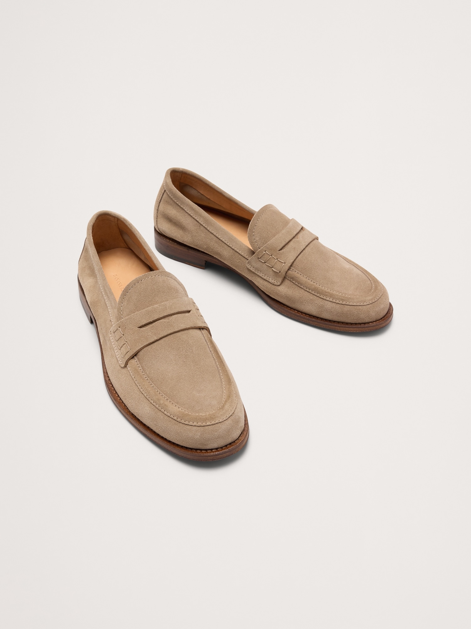 L'image numéro 3 présente Flâneurs en suède italien