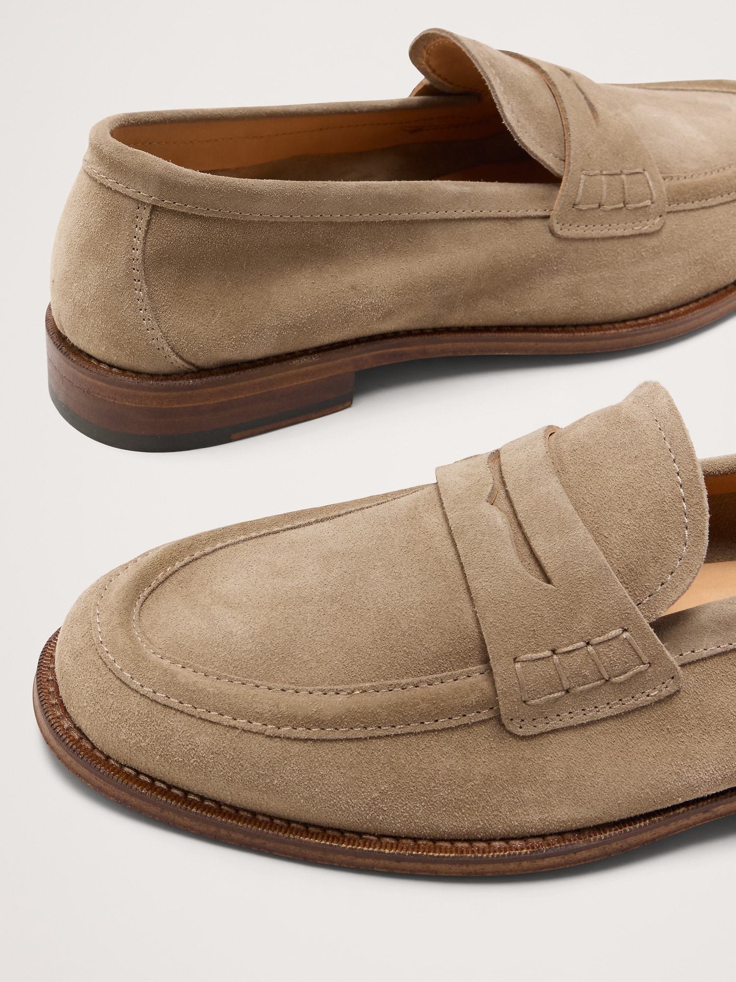 L'image numéro 6 présente Flâneurs en suède italien