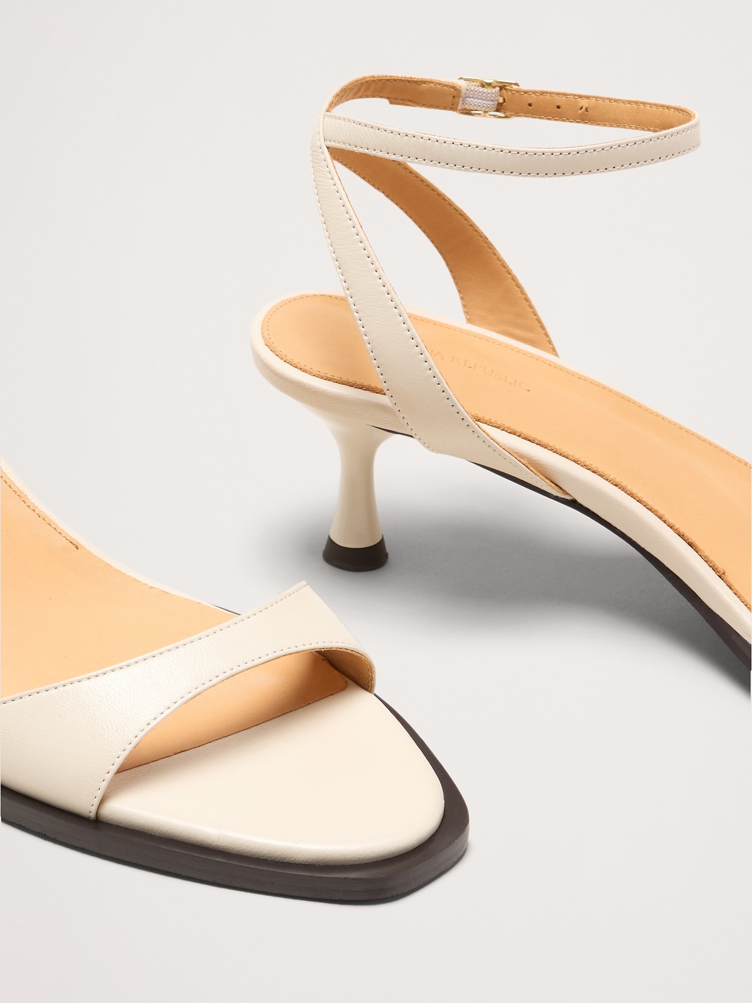 L'image numéro 6 présente Sandale à talon bobine et en cuir italien