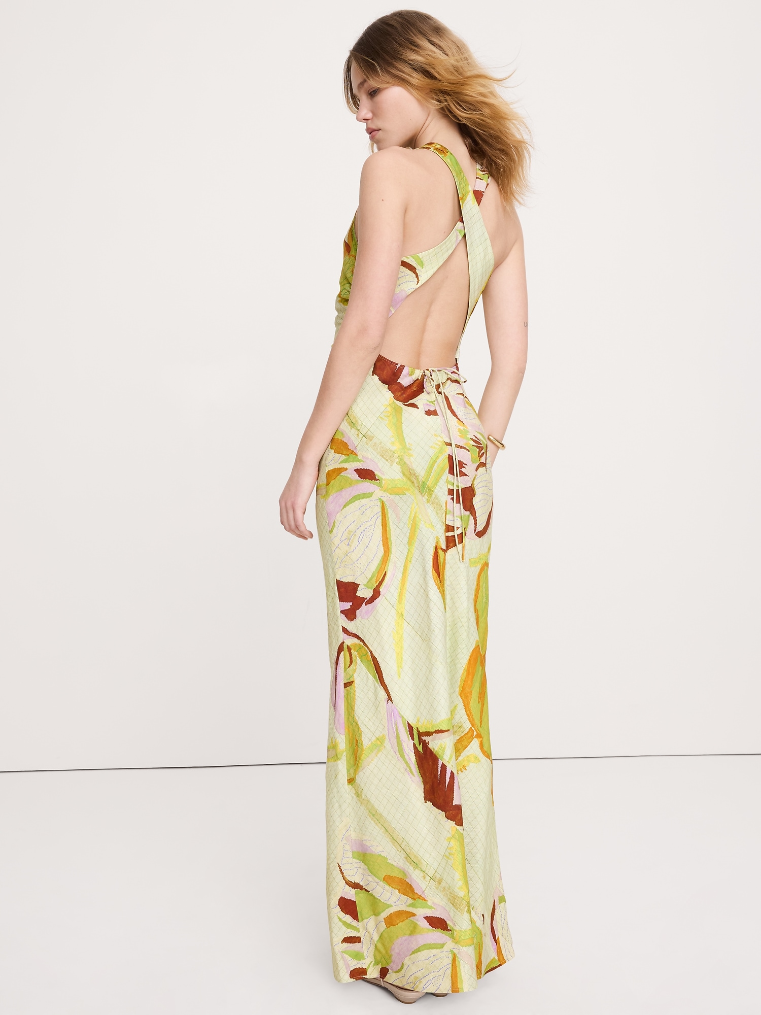 L'image numéro 7 présente Robe à encolure cagoule en lin et viscose