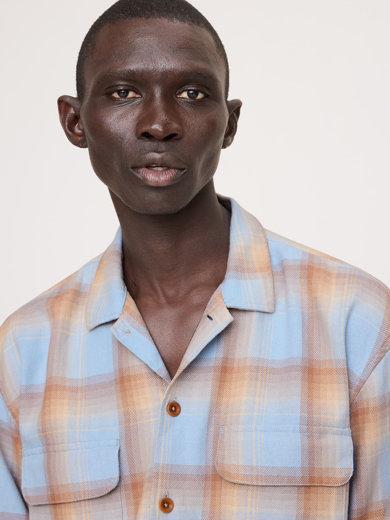 L'image numéro 3 présente Chemise de vacances décontractée en coton délavé