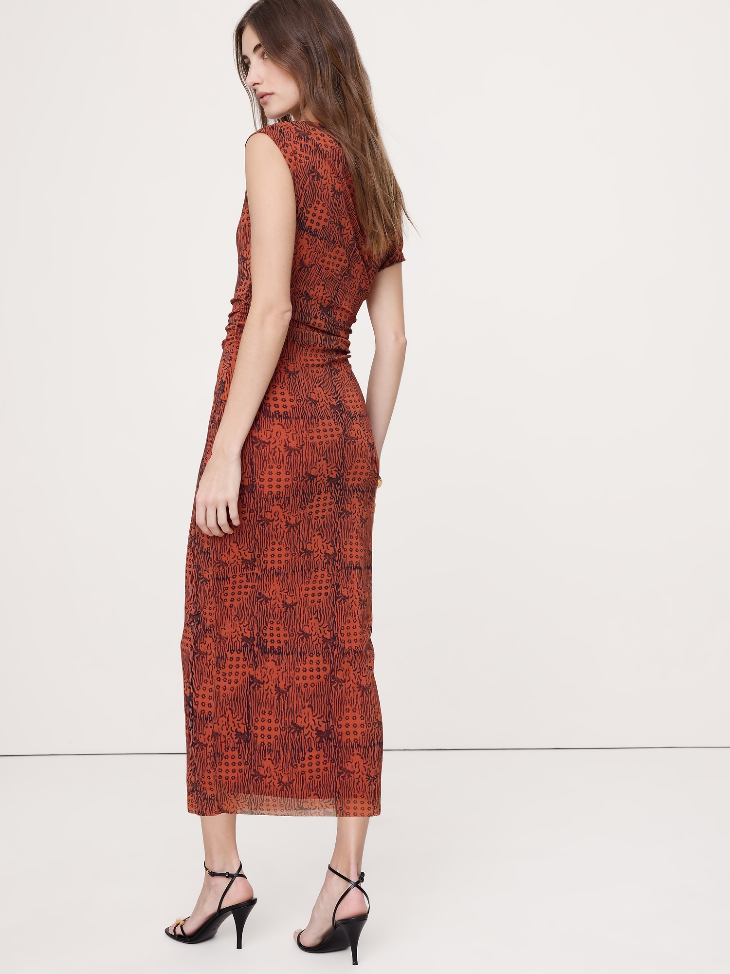 L'image numéro 2 présente Robe longue à mailles et épaules dénudées