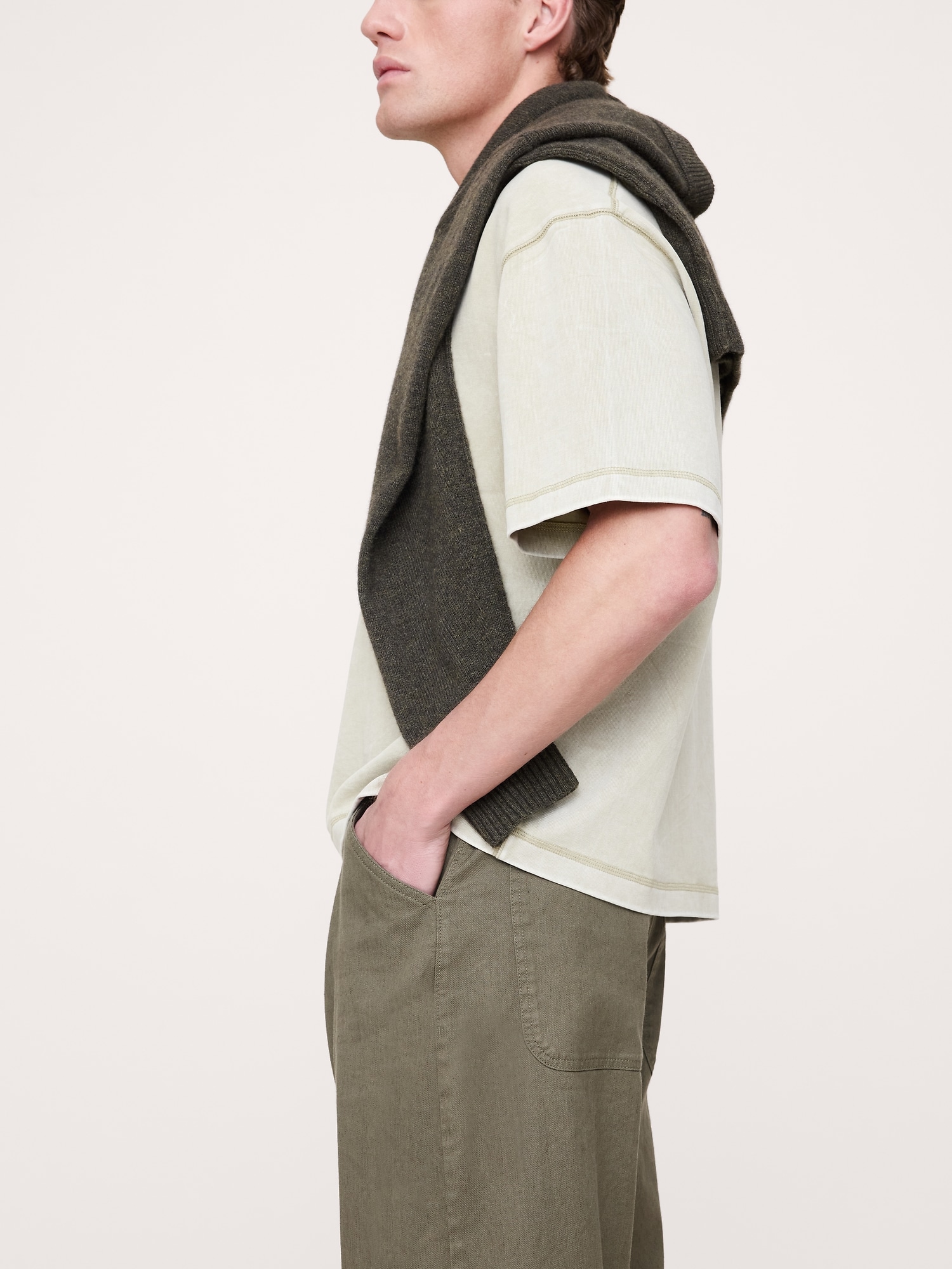 L'image numéro 6 présente Pantalon ample à taille extensible en coton et lin italien