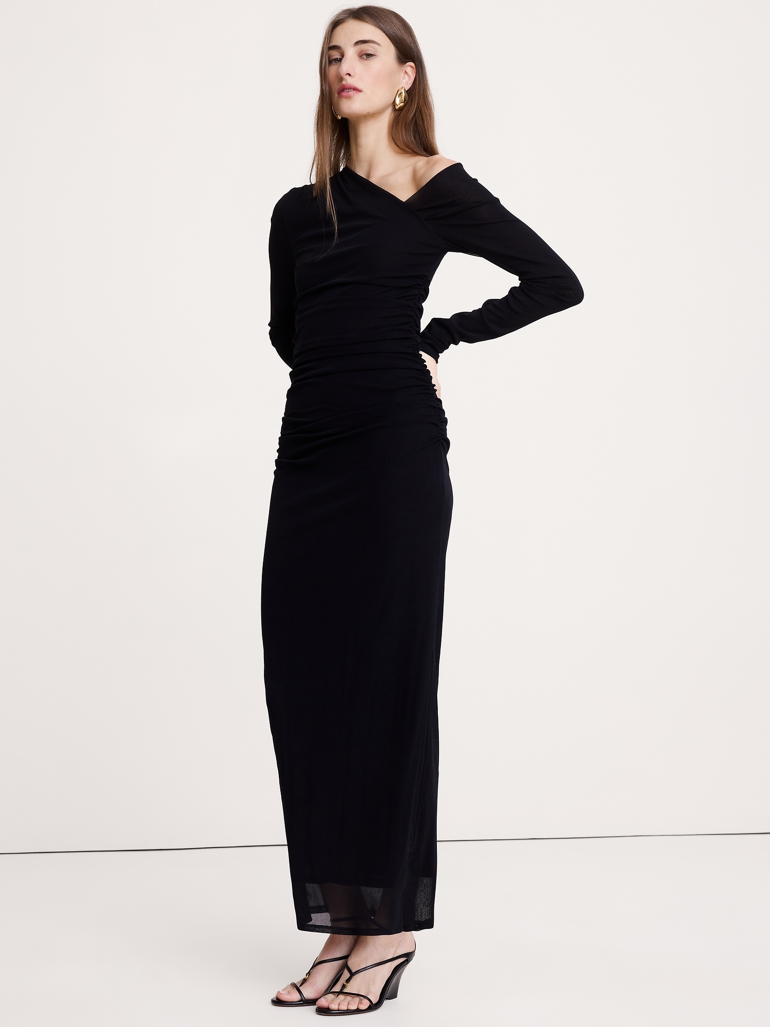 ROBE LONGUE ASYMÉTRIQUE FRONCÉE À MAILLES