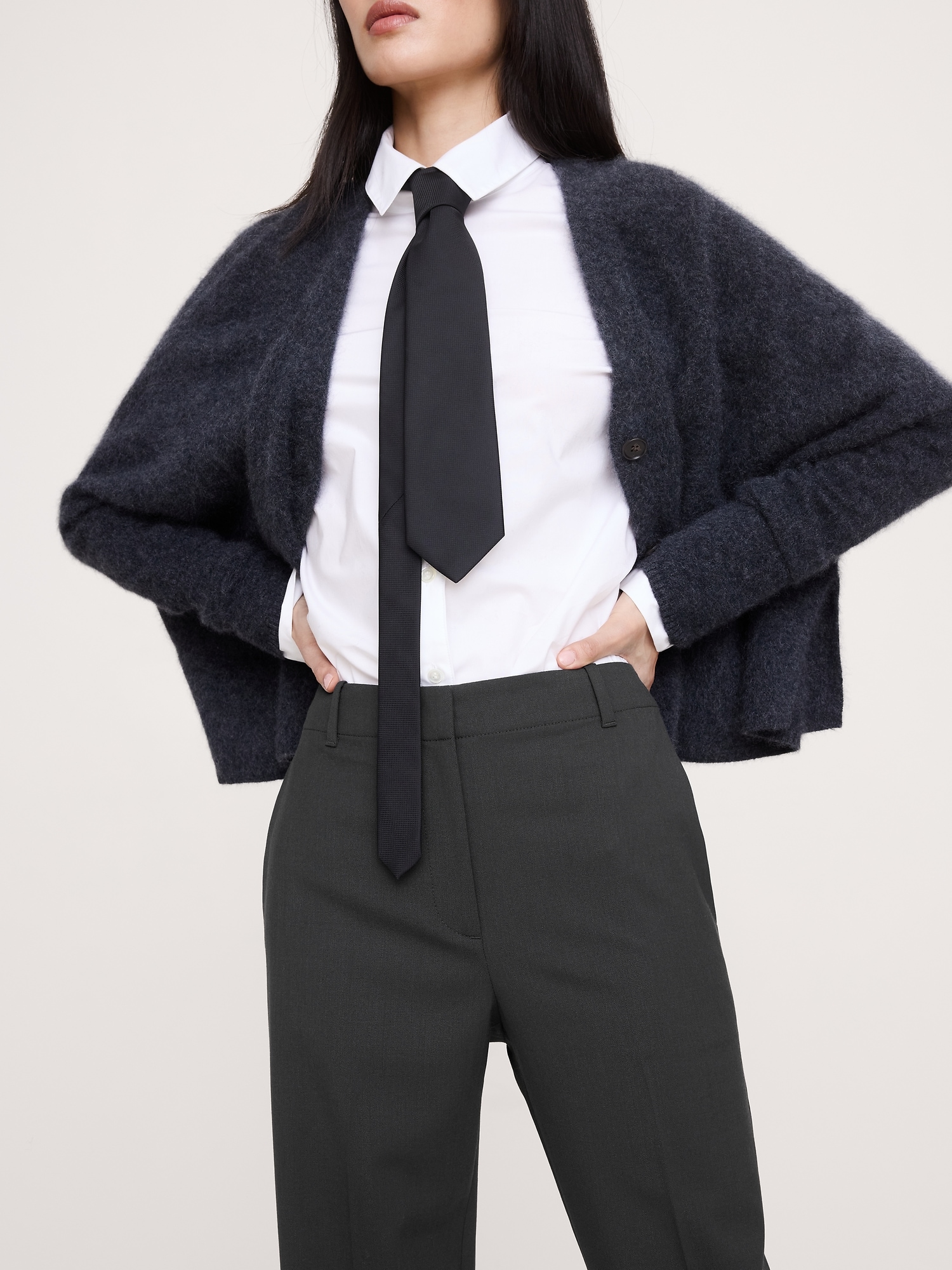 L'image numéro 4 présente Pantalon étroit à taille haute longueur cheville en laine italienne