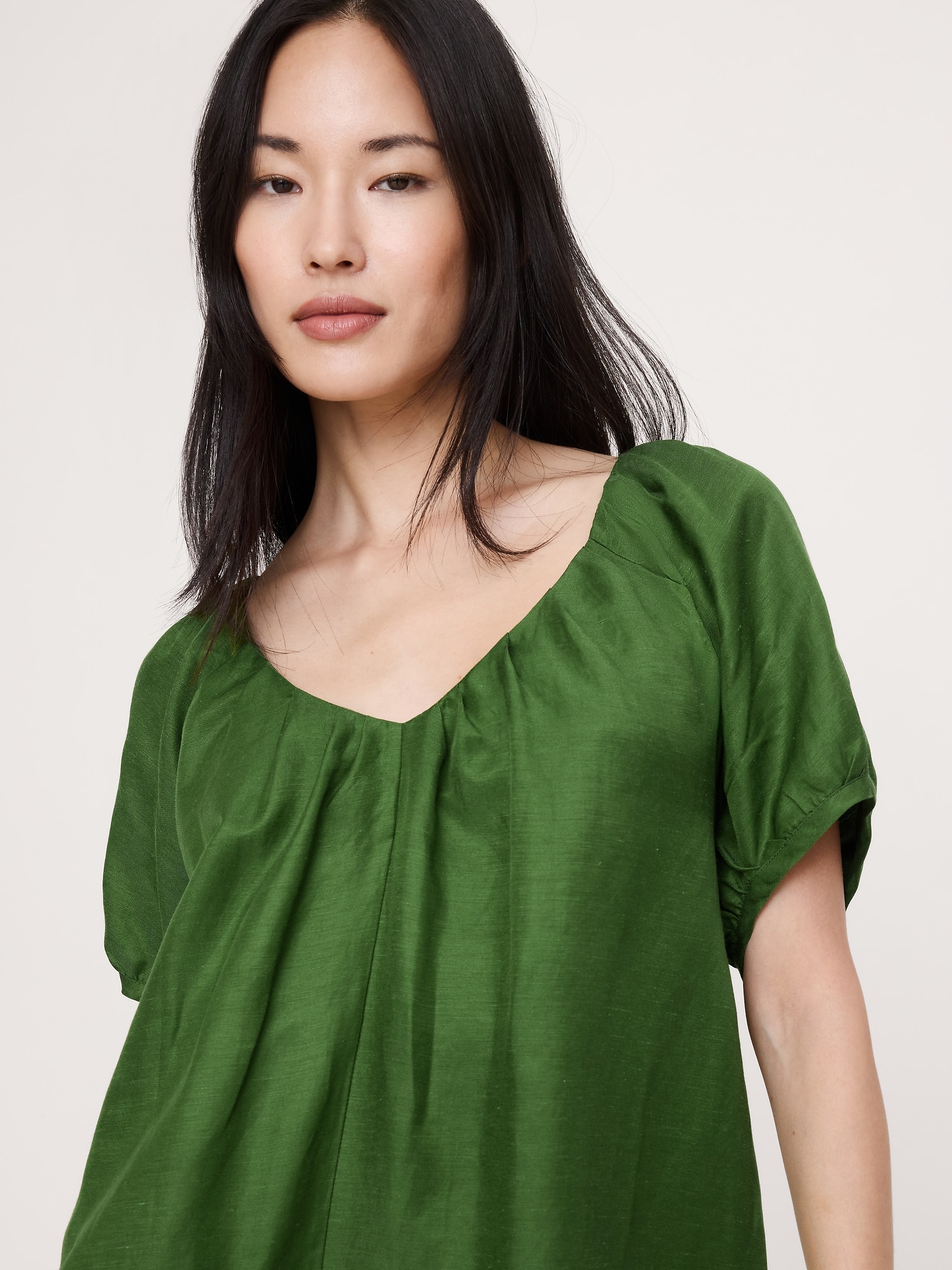 L'image numéro 4 présente Robe courte à manches bouffantes en lin et viscose