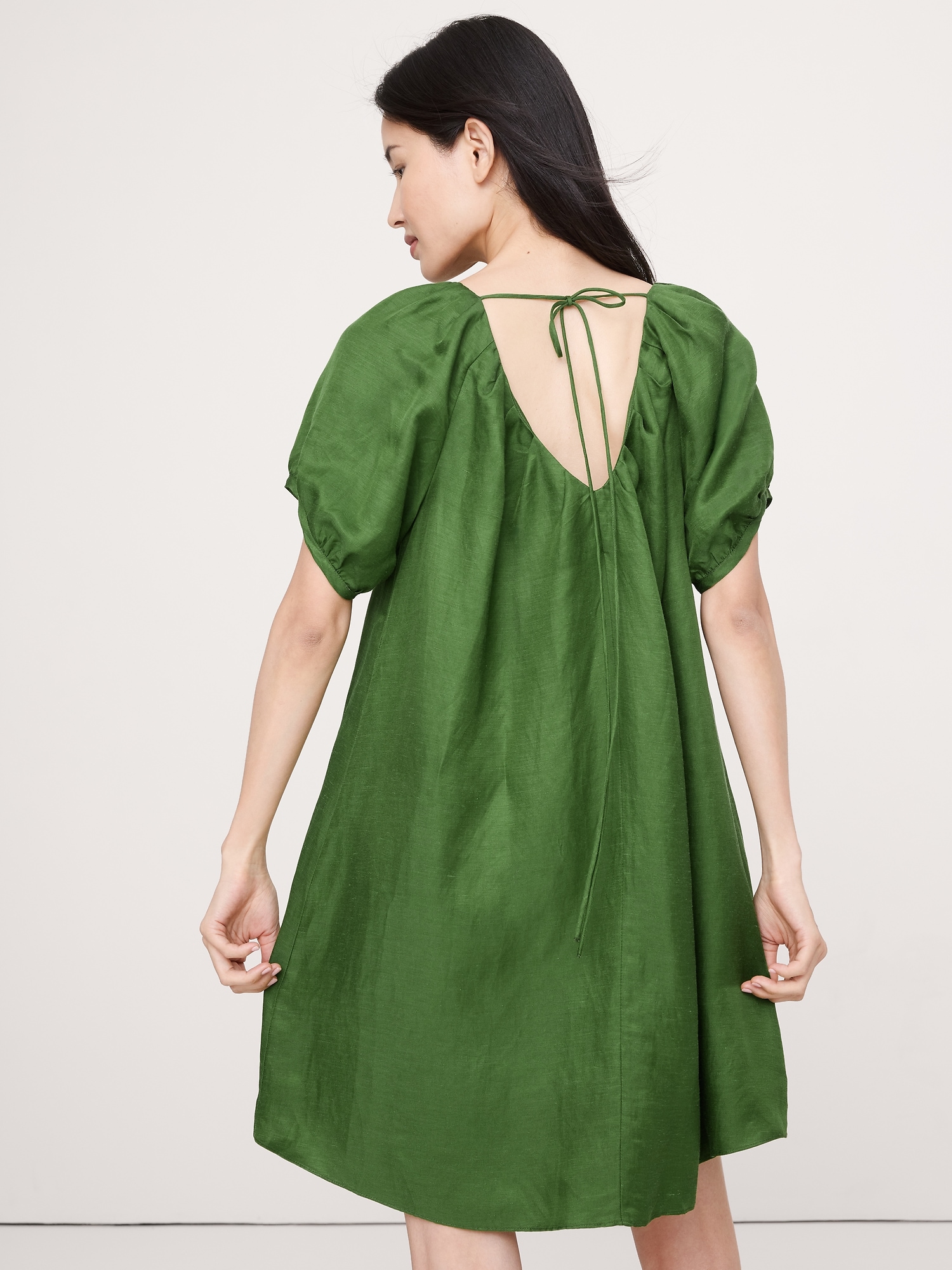 L'image numéro 3 présente Robe courte à manches bouffantes en lin et viscose