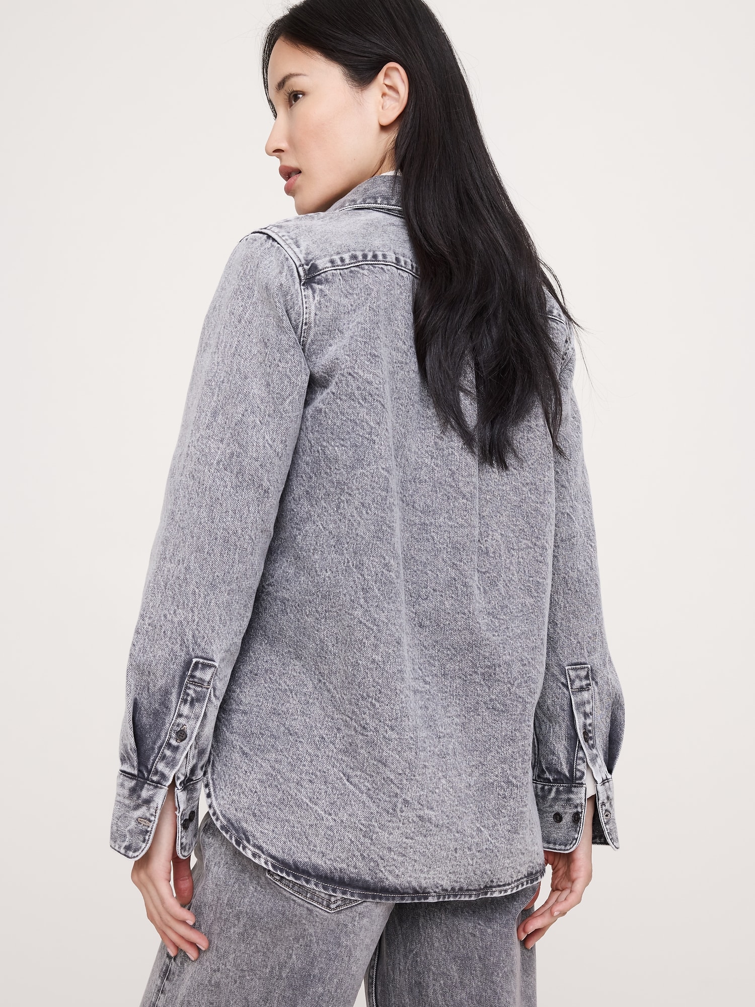 L'image numéro 6 présente La chemise de tous les jours en denim