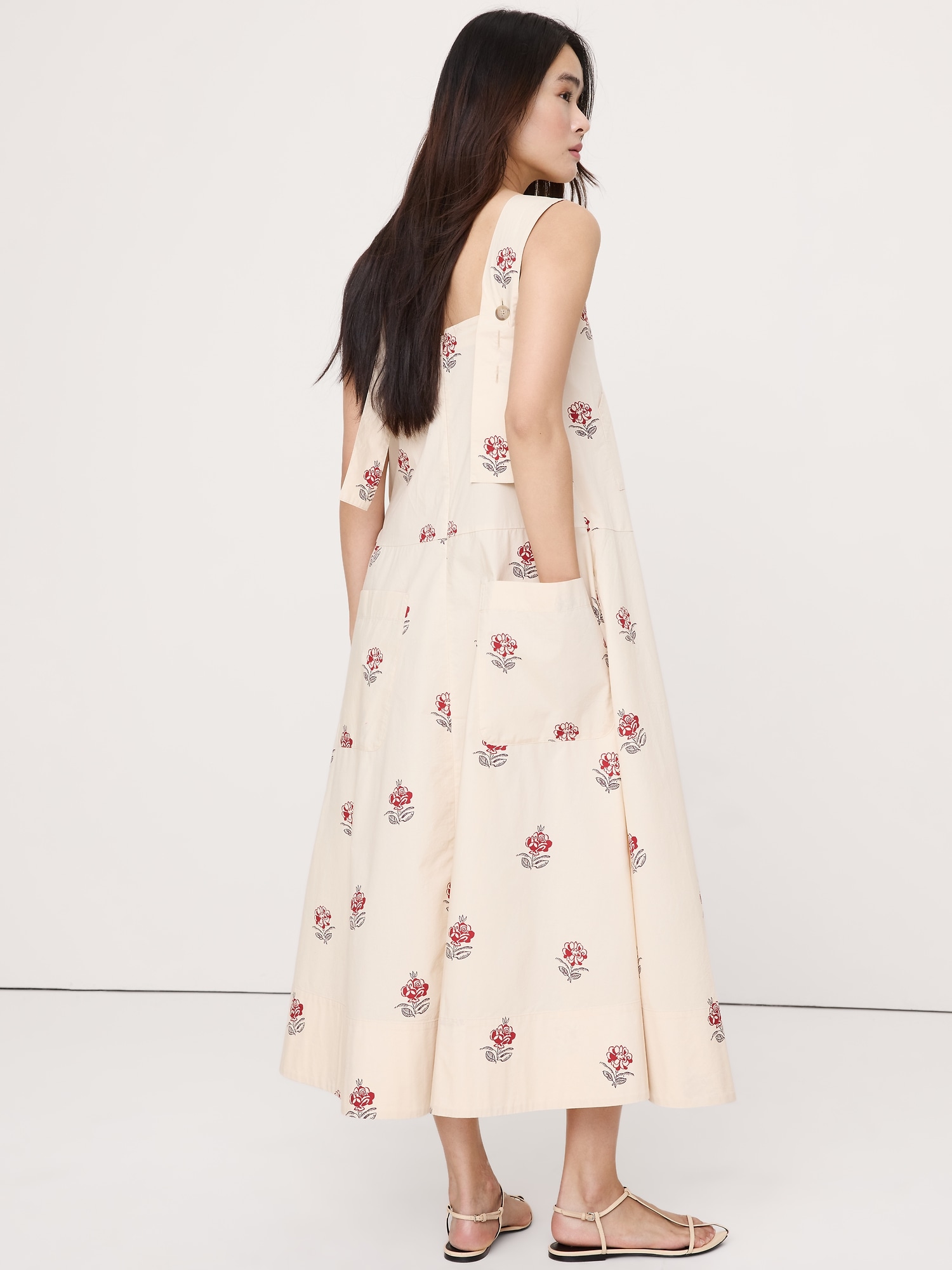 L'image numéro 6 présente Robe longue tablier à encolure carrée