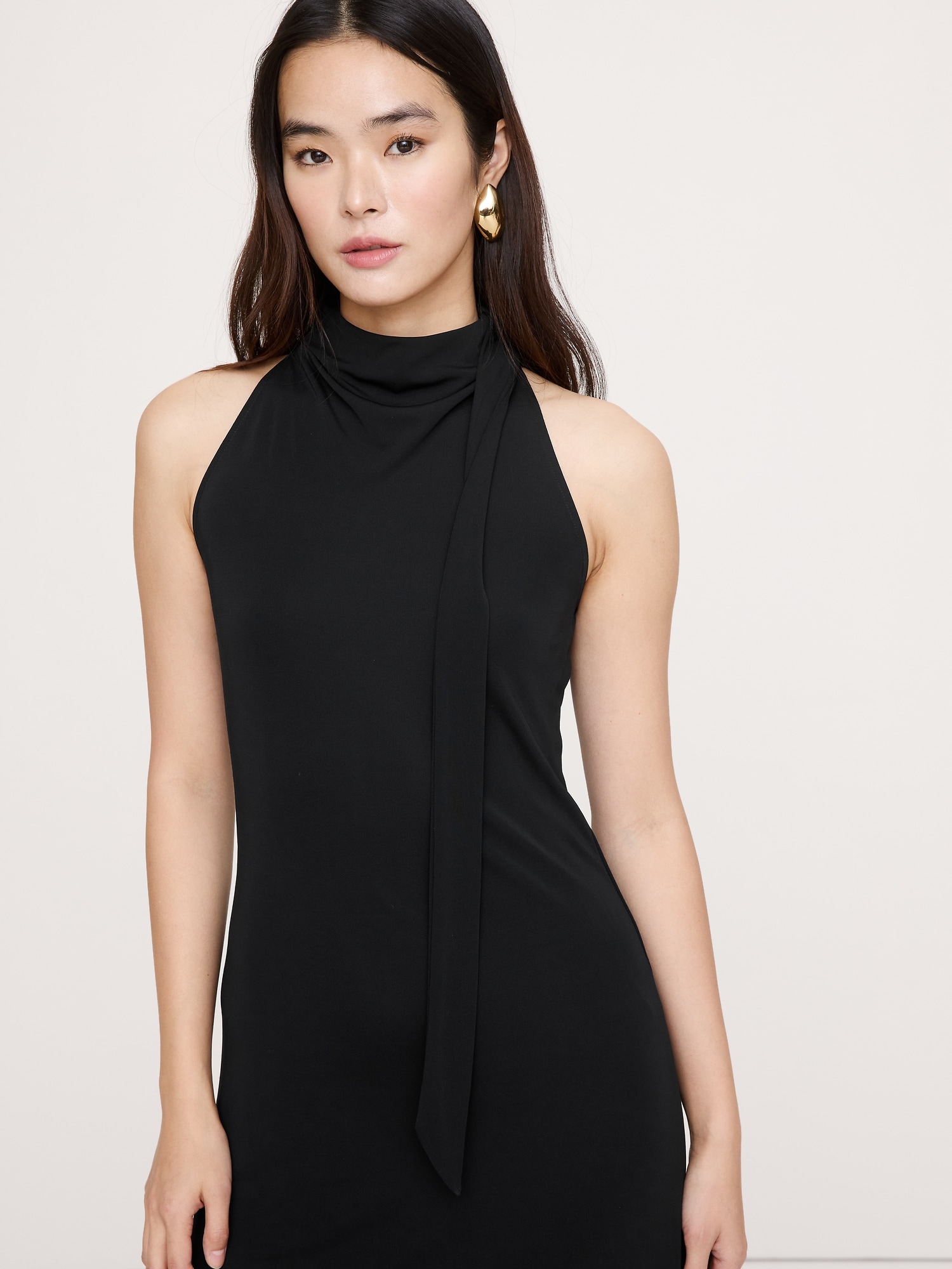 L'image numéro 4 présente Robe longue à col cagoule en jersey mat