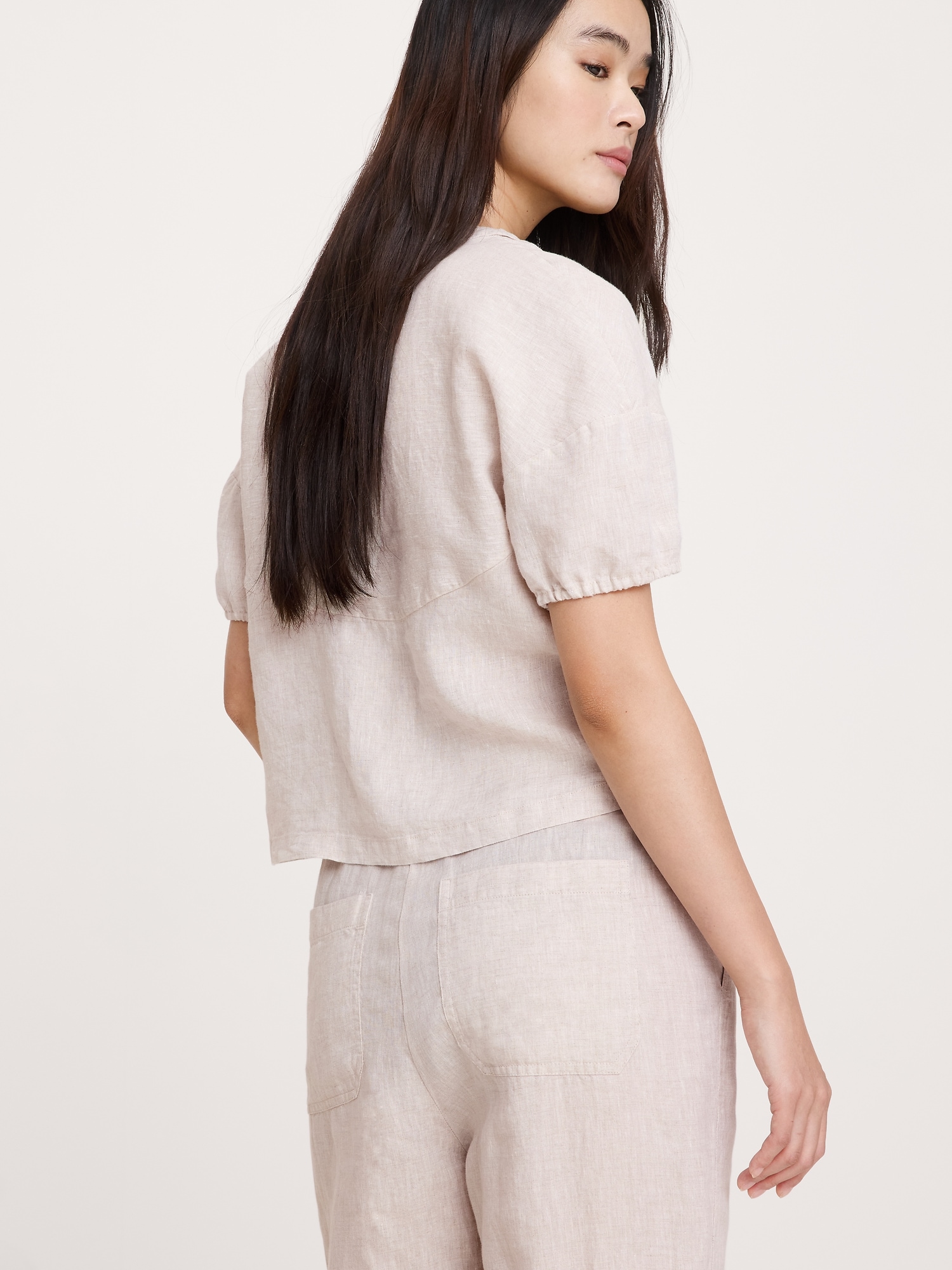 L'image numéro 2 présente Haut à encolure en V à nouer à l’avant en lin