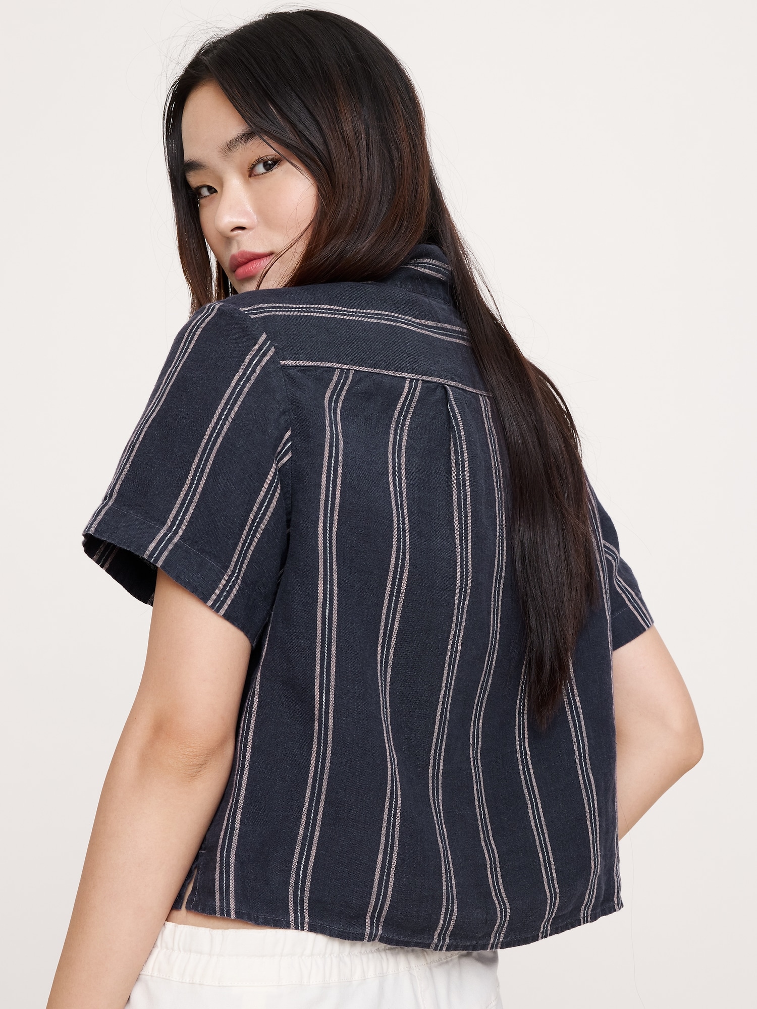 L'image numéro 7 présente Chemisier court et droit en lin