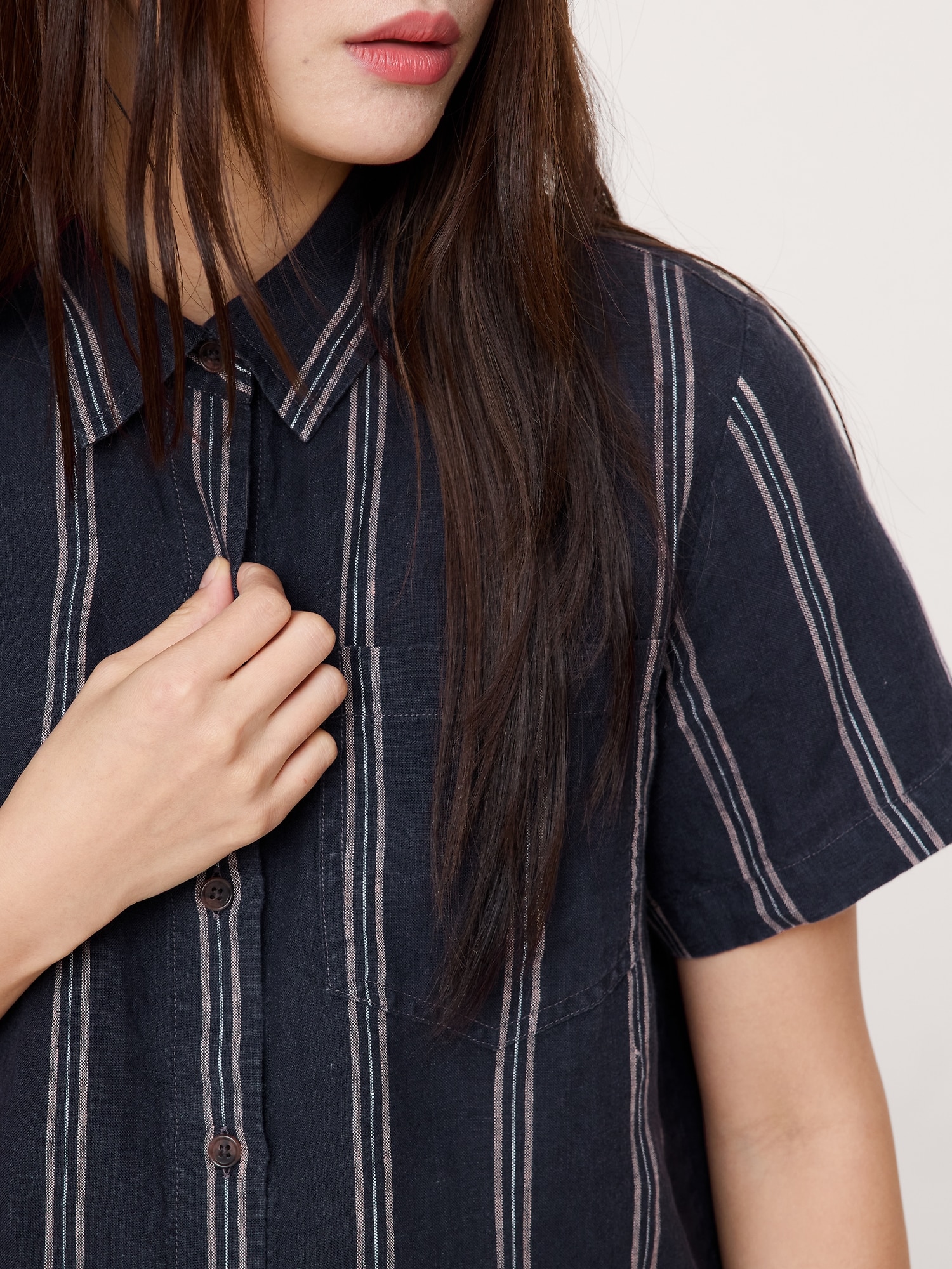 L'image numéro 8 présente Chemisier court et droit en lin