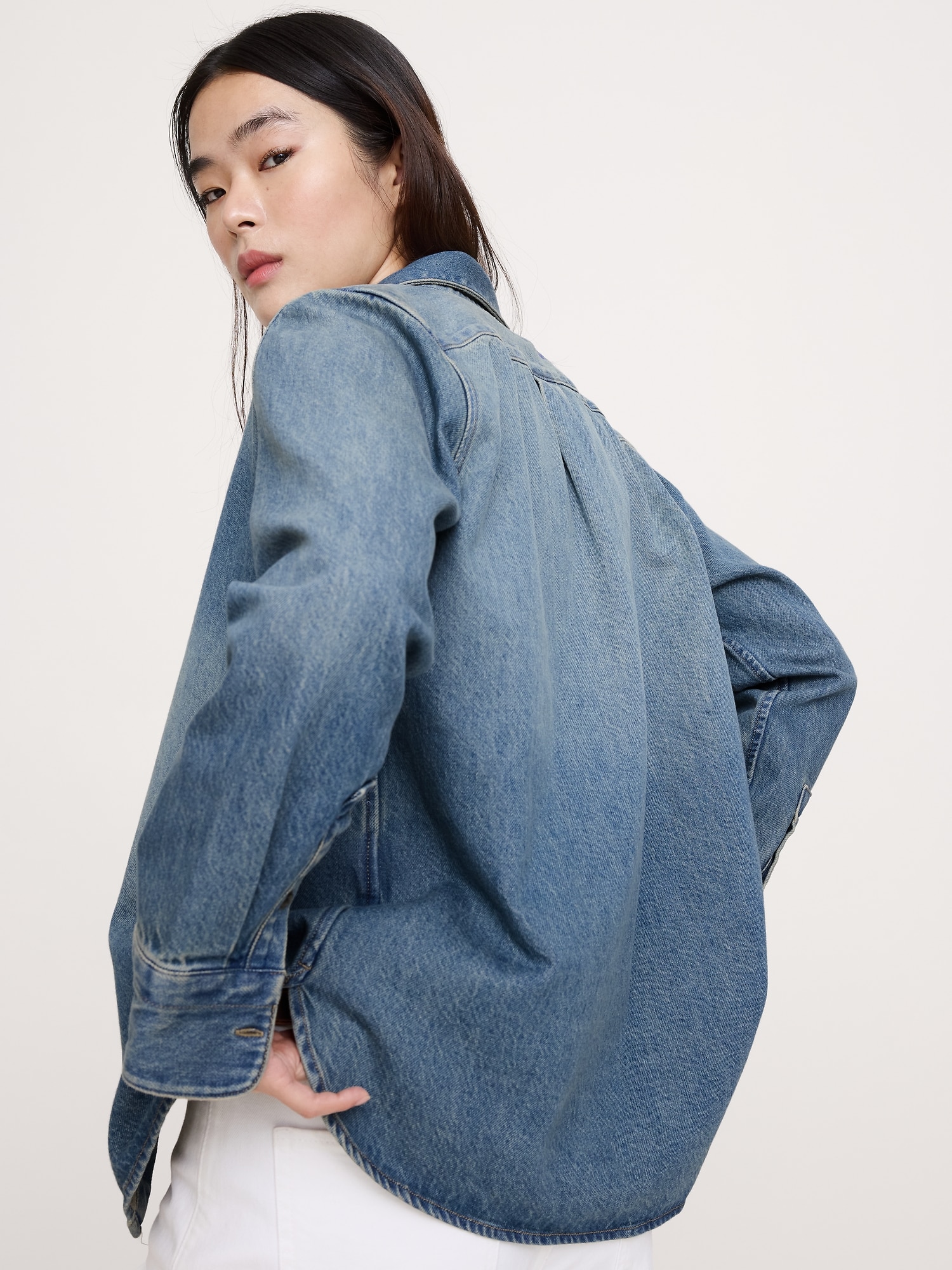 L'image numéro 3 présente La chemise de tous les jours en denim