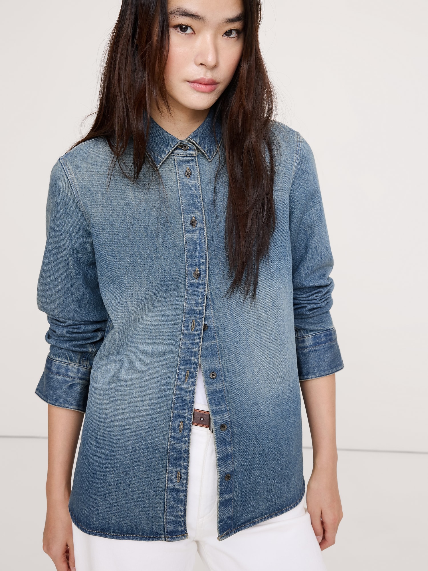 L'image numéro 4 présente La chemise de tous les jours en denim