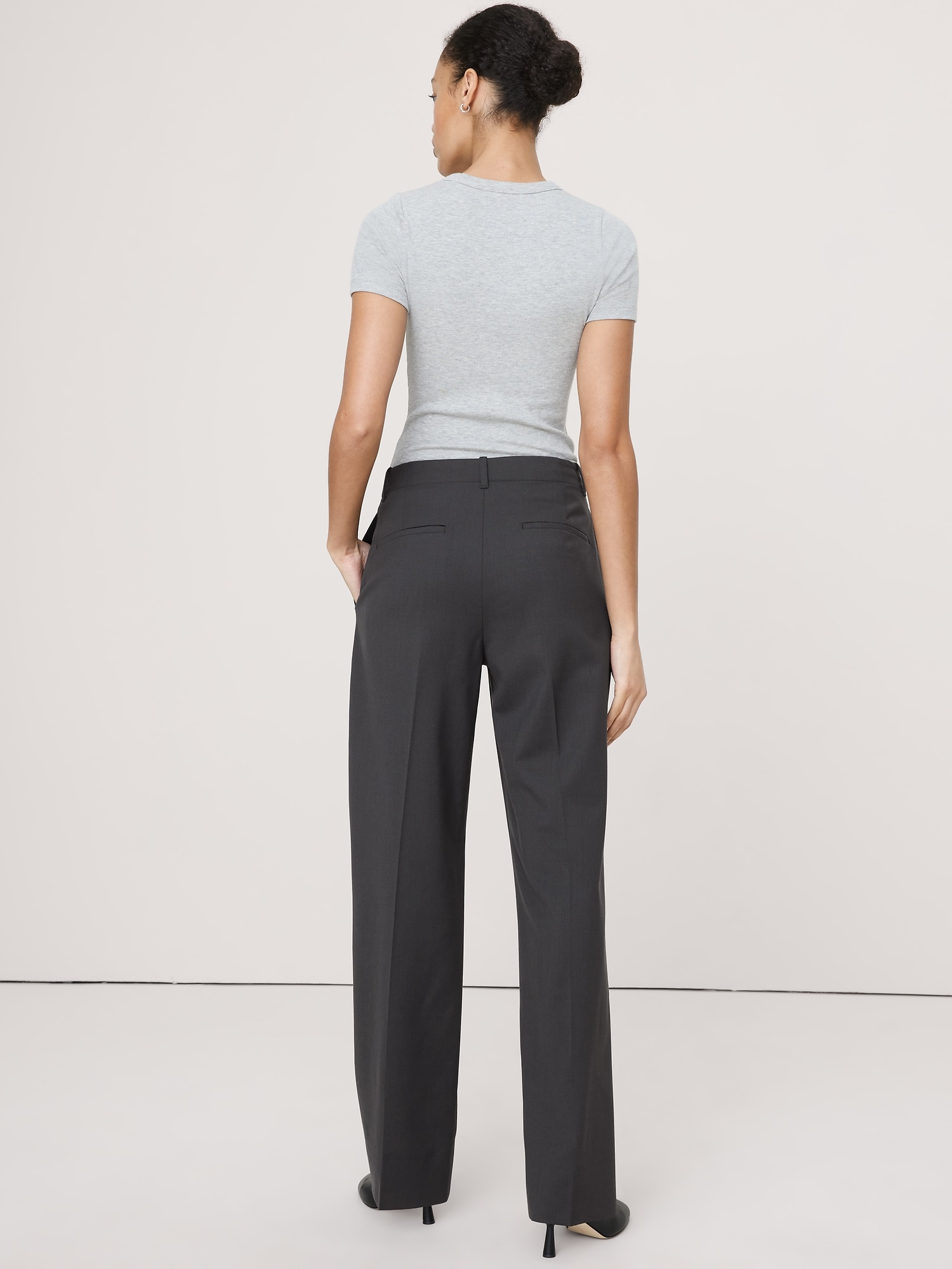 L'image numéro 3 présente Pantalon droit moderne à taille haute en laine italienne