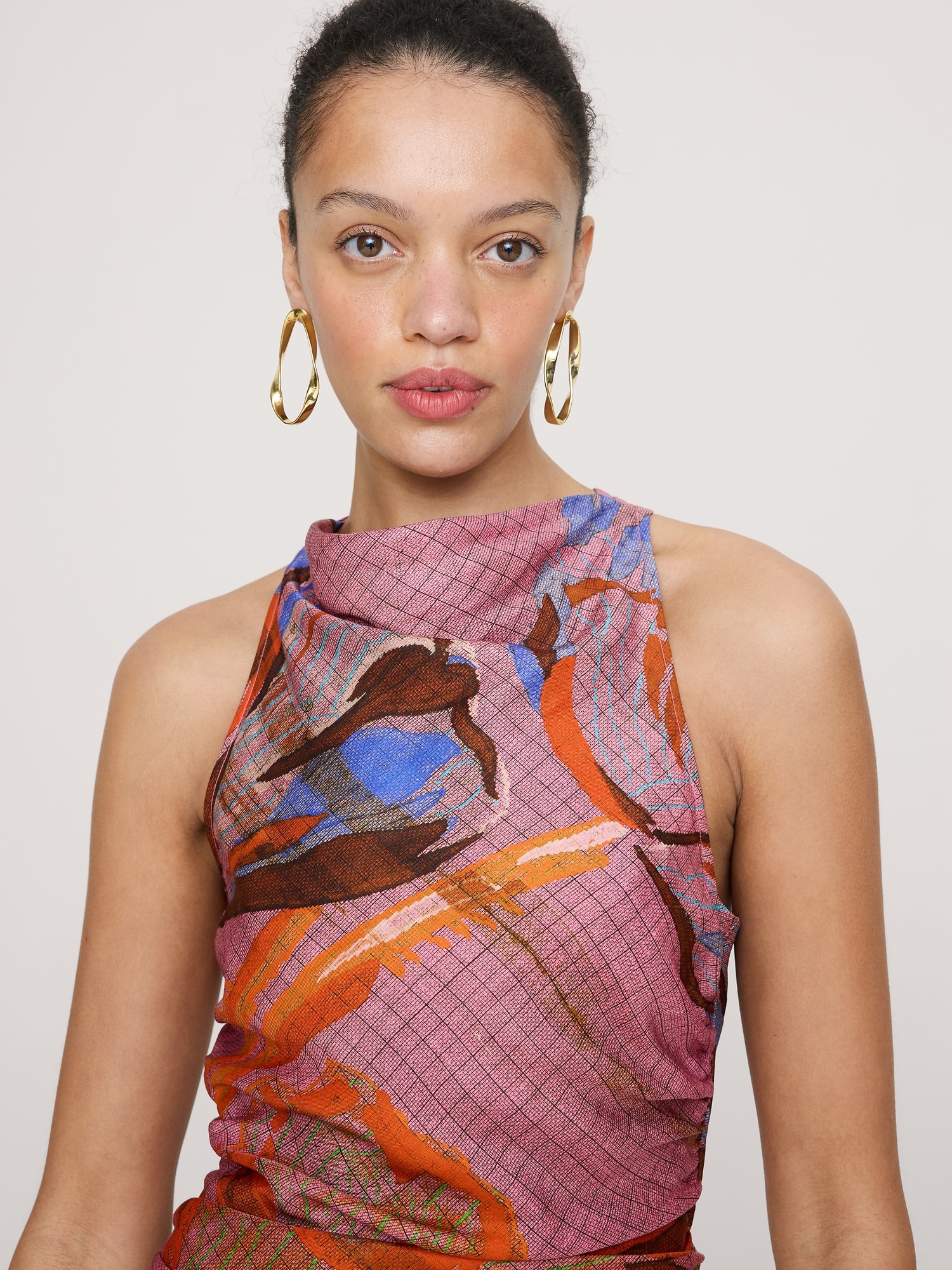 L'image numéro 4 présente Robe à encolure cagoule en lin et viscose