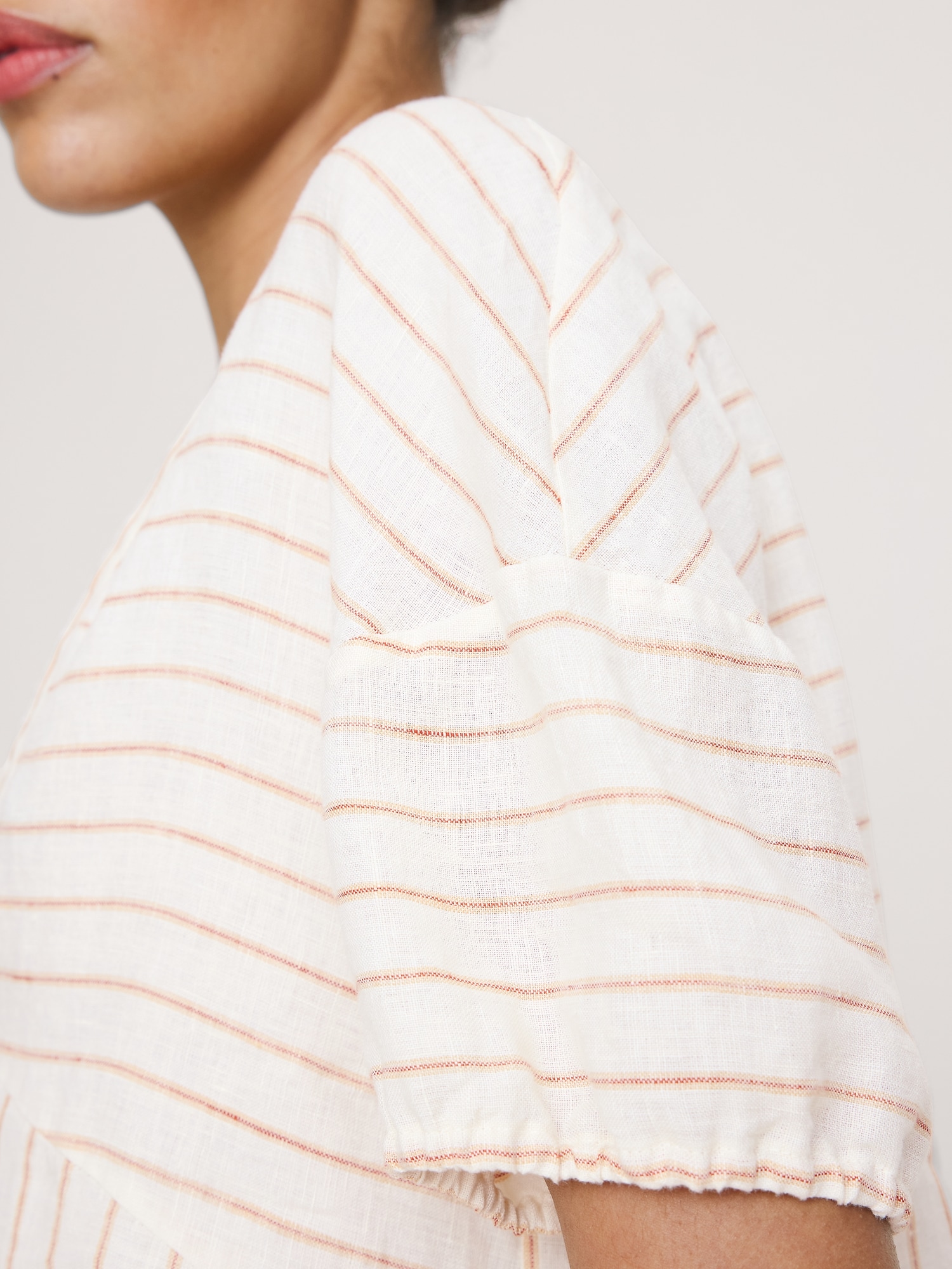 L'image numéro 7 présente Haut à encolure en V à nouer à l’avant en lin